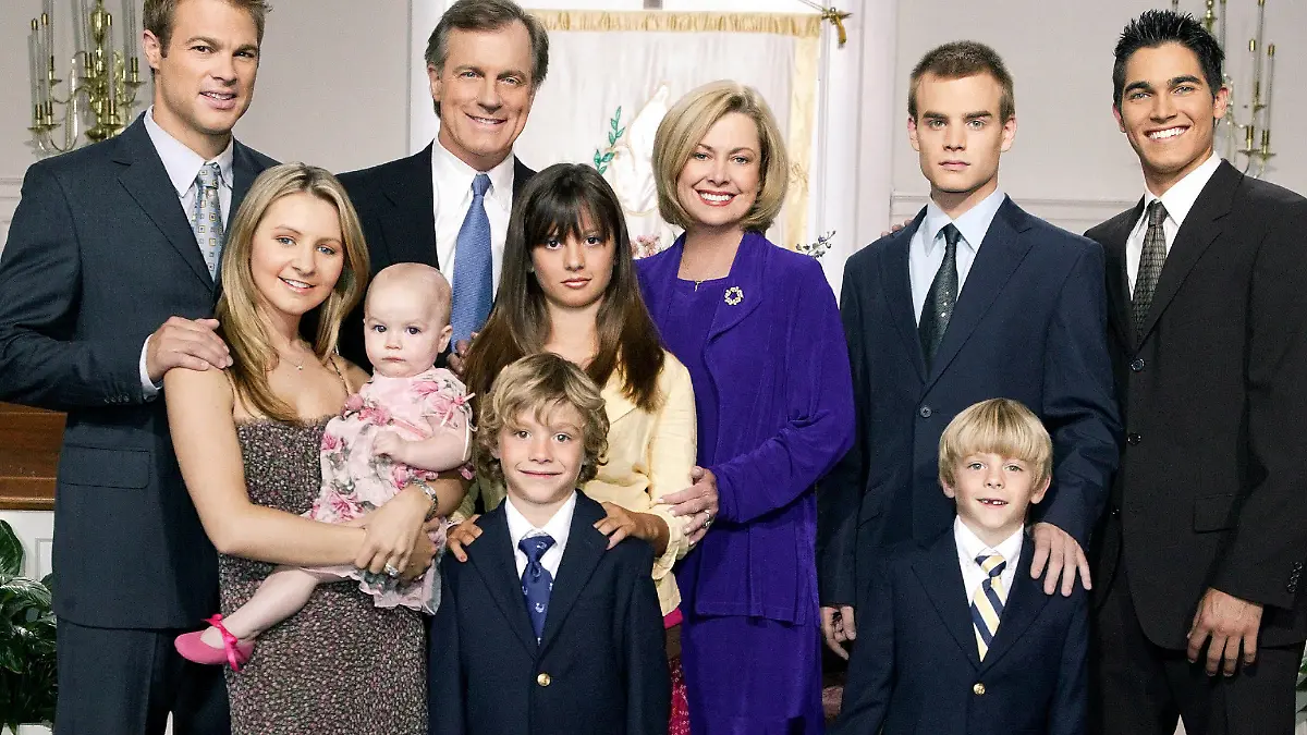  George Stults, Beverley Mitchell, Stephen Collins, Mackenzie Rosman, Lorenzo Brino, Catherine Hicks, David Gallagher, Nikolas Brino & Tyler Hoechlin Characters: Kevin Kinkirk,Lucy Camden,Rev. Eric Camden,Ruthie Camden,Sam Camden,Annie Camden,Simon Camden,David Camden & Martin Brewer Television: 7th Heaven : Season 10 TV-Serie Usa 1996-2007, / 10. Staffel, Season 10 2005-2006 19 September 2005 x00087th Heaven REFERENCE NUMBER SV05-97BV9027 Pictured l-r, back row: George Stults as Kevin Kinkirk, Stephen Collins as Rev. Eric Camden, Catherine Hicks as Annie Camden, David Gallagher as Simon Camden, Tyler Hoechlin as Martin Brewer l-r, front row: Beverley Mitchell as Lucy Kinkirk, Mackenzie Rosman as Ruthie Camden, Happy the Dog as Happy, Lorenzo Brino as David Camden, Nikolas Brino as Sam Camden Credit:  The WB / Paul McCall PUBLICATIONxINxGERxSUIxAUTxONLY Copyright: MaryxEvansxAFxArchivexSpellingxTv 12588224 editorial use only