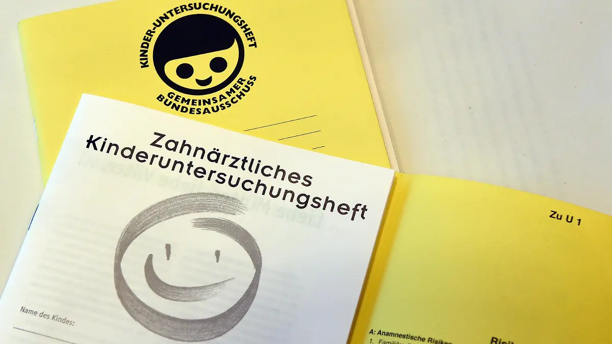 Das gelbe Untersuchungsheft dokumentiert alle Untersuchungen beim Baby