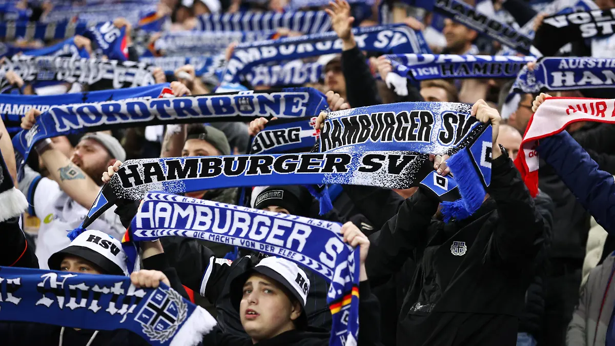 ARCHIV - 30.10.2021, Hamburg: Fußball: 2. Bundesliga, 12. Spieltag, Hamburger SV - Holstein Kiel im Volksparkstadion. Fans des Hamburger SV feiern ihre Mannschaft. (zu dpa: «Berichte: Marketing-Mann Beckers-Schwarz verlässt den HSV») Foto: Christian Charisius/dpa +++ dpa-Bildfunk +++