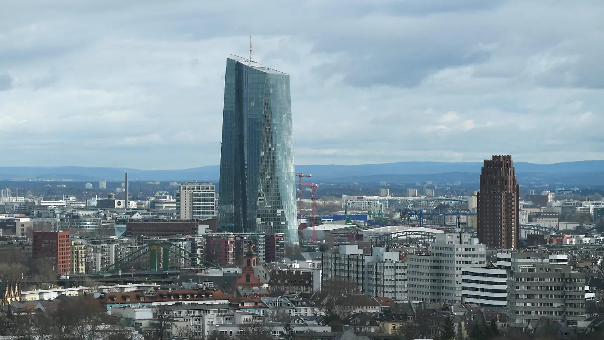 ARCHIV - 31.01.2020, Hessen, Frankfurt/Main: Die Zentrale der Europäischen Zentralbank (l, EZB) ragt aus dem Häusermeer im Frankfurter Osten heraus. Im Kampf gegen wirtschaftliche Folgen der Coronavirus-Pandemie hat die Europäische Zentralbank ein Notkaufprogramm für Anleihen in Höhe von 750 Milliarden Euro angekündigt. Foto: Arne Dedert/dpa +++ dpa-Bildfunk +++