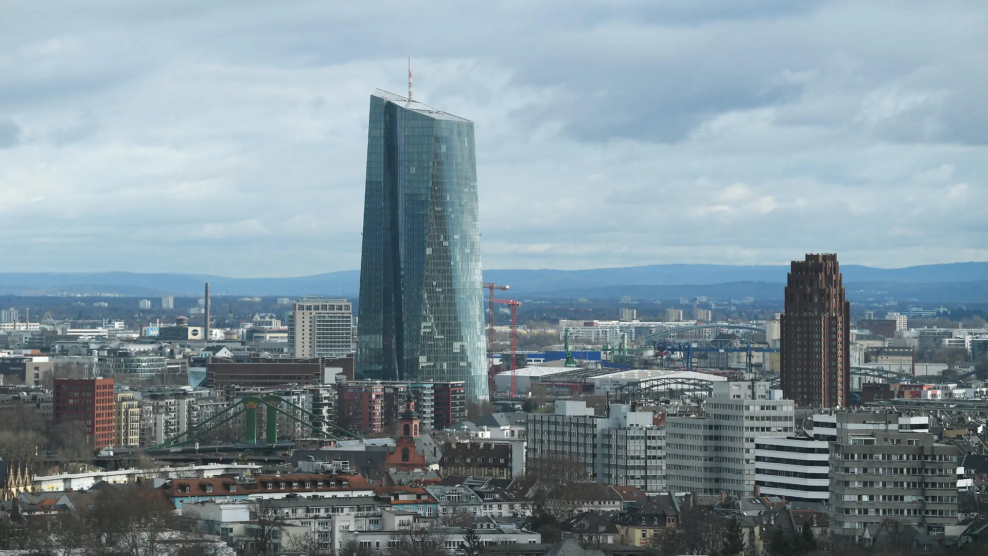 ARCHIV - 31.01.2020, Hessen, Frankfurt/Main: Die Zentrale der Europäischen Zentralbank (l, EZB) ragt aus dem Häusermeer im Frankfurter Osten heraus. Im Kampf gegen wirtschaftliche Folgen der Coronavirus-Pandemie hat die Europäische Zentralbank ein Notkaufprogramm für Anleihen in Höhe von 750 Milliarden Euro angekündigt. Foto: Arne Dedert/dpa +++ dpa-Bildfunk +++