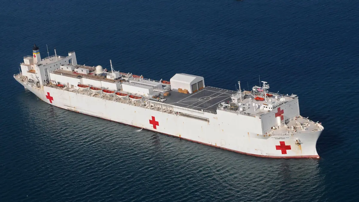 20.01.2010, Haiti, Port-Au-Prince: Das Spitalschiff der Mercy-Klasse USNS Comfort mit rund 1000 Kabinen ankert vor der Küste von Haiti ihm Rahmen der Hilfsoperation «Operation Unified Response», mit dem das US-Militärs auf das Erdbeben in dem Land reagierte. Wegen der Coronakrise soll das Krankenhausschiff in der kommenden Woche im Hafen von New York bereitstehen. Aus dem Bundesstaat New wurden bisher die meisten York Coronavirus-Fälle gemeldet. (Luftaufnahme mit einer Drohne - zu dpa "Wegen Coronakrise: Militär-Krankenhausschiff kommt nach New York") Foto: Mc2 Chelsea Kennedy/Navy Visual News Service (NVNS)/AP/dpa - ACHTUNG: Nur zur redaktionellen Verwendung und nur mit vollständiger Nennung des vorstehenden Credits +++ dpa-Bildfunk +++