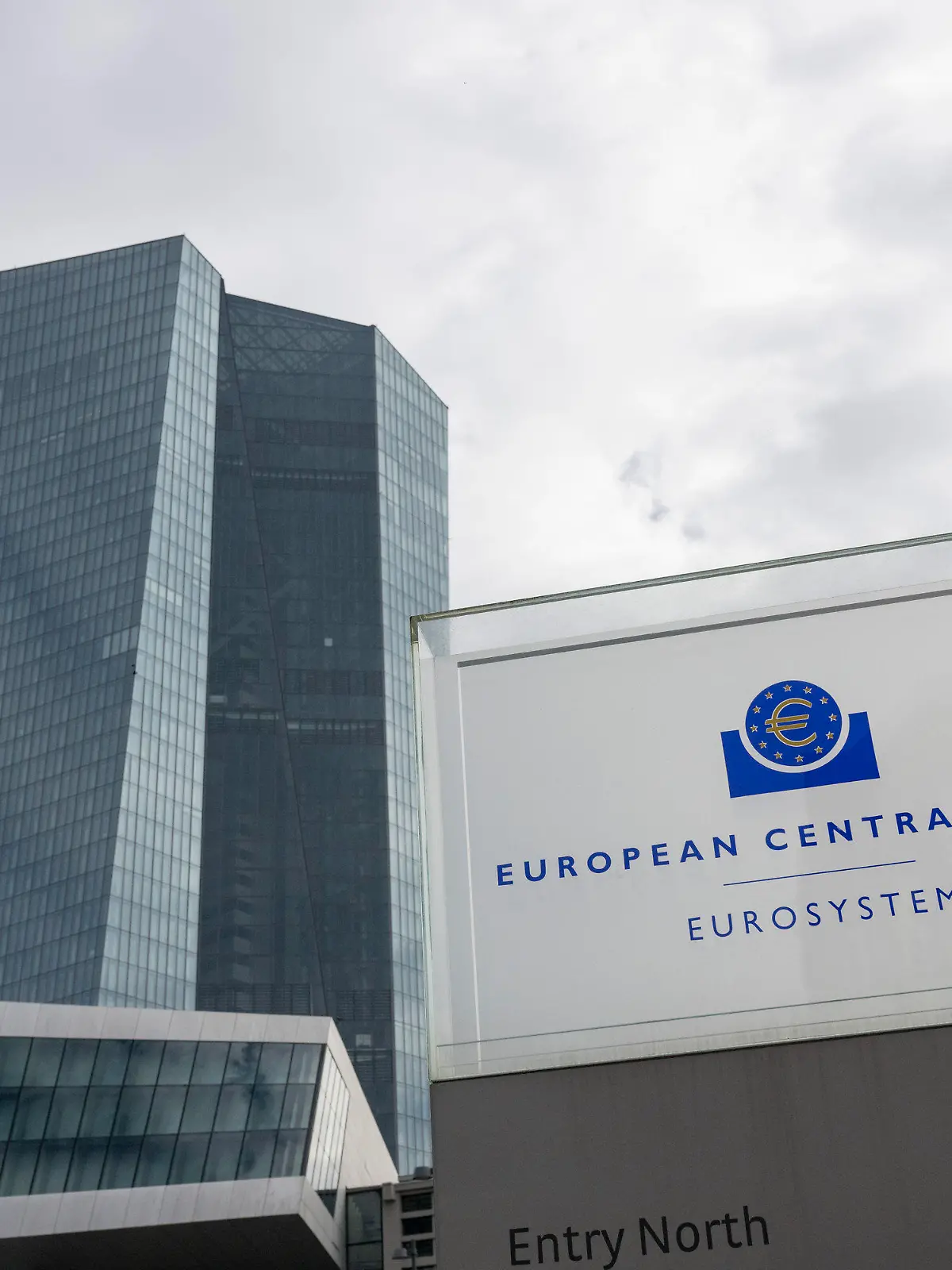 16.03.2023, Hessen, Frankfurt/Main: Die Europäische Zentralbank (EZB) in Frankfurt. Am Nachmittag wird Notenbank-Chefin Christine Lagarde die Hintergründe der aktuellen Zinsentscheidung auf einer Pressekonferenz erläutern. Foto: Boris Roessler/dpa +++ dpa-Bildfunk +++