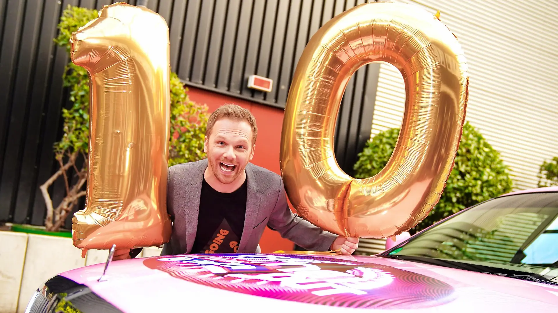 Moderator Ralf Schmitz gönnt sich nach der letzten Sendung selbst eine Fahrt in der Take Me Out-Limousine und erzählt das Beste aus 10 Staffeln "Take me Out".
