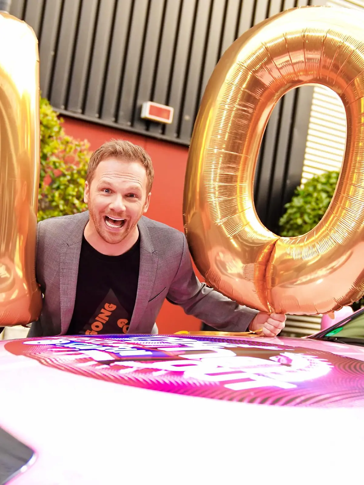 Moderator Ralf Schmitz gönnt sich nach der letzten Sendung selbst eine Fahrt in der Take Me Out-Limousine und erzählt das Beste aus 10 Staffeln "Take me Out".