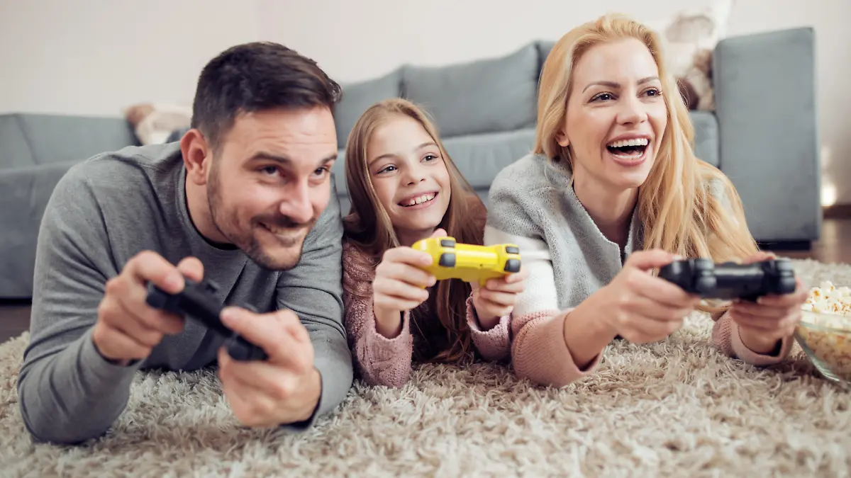 Ob allein oder mit der Familie: Videospiele sind der schönste Zeitvertreib, wenn es draußen ungemütlich ist.