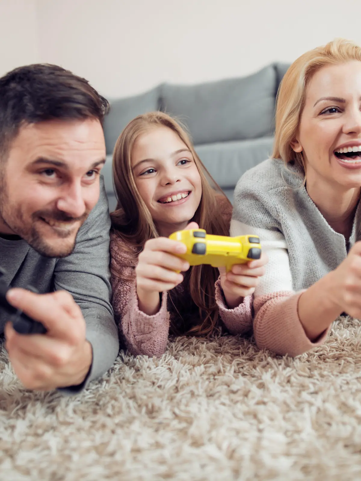 Ob allein oder mit der Familie: Videospiele sind der schönste Zeitvertreib, wenn es draußen ungemütlich ist.