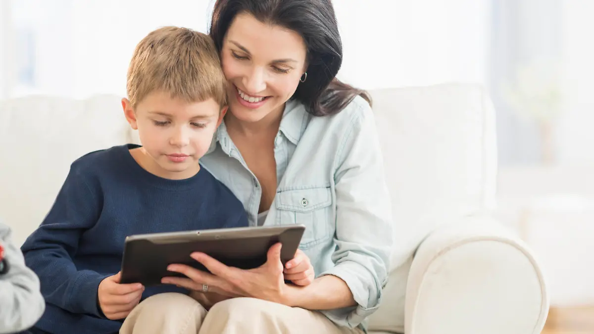 Mother and son (6-7) with tablet pc, Mutter und Sohn (6-7) mit dem Block pc Keine Weitergabe an Drittverwerter.