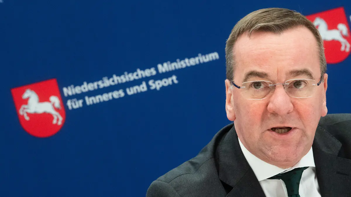 12.03.2020, Niedersachsen, Hannover: Boris Pistorius (SPD), Niedersachsens Innenminister, spricht bei einer Pressekonferenz zur Vorstellung der polizeilichen Kriminalstatistik in Niedersachsen für das Jahr 2019. Foto: Julian Stratenschulte/dpa +++ dpa-Bildfunk +++