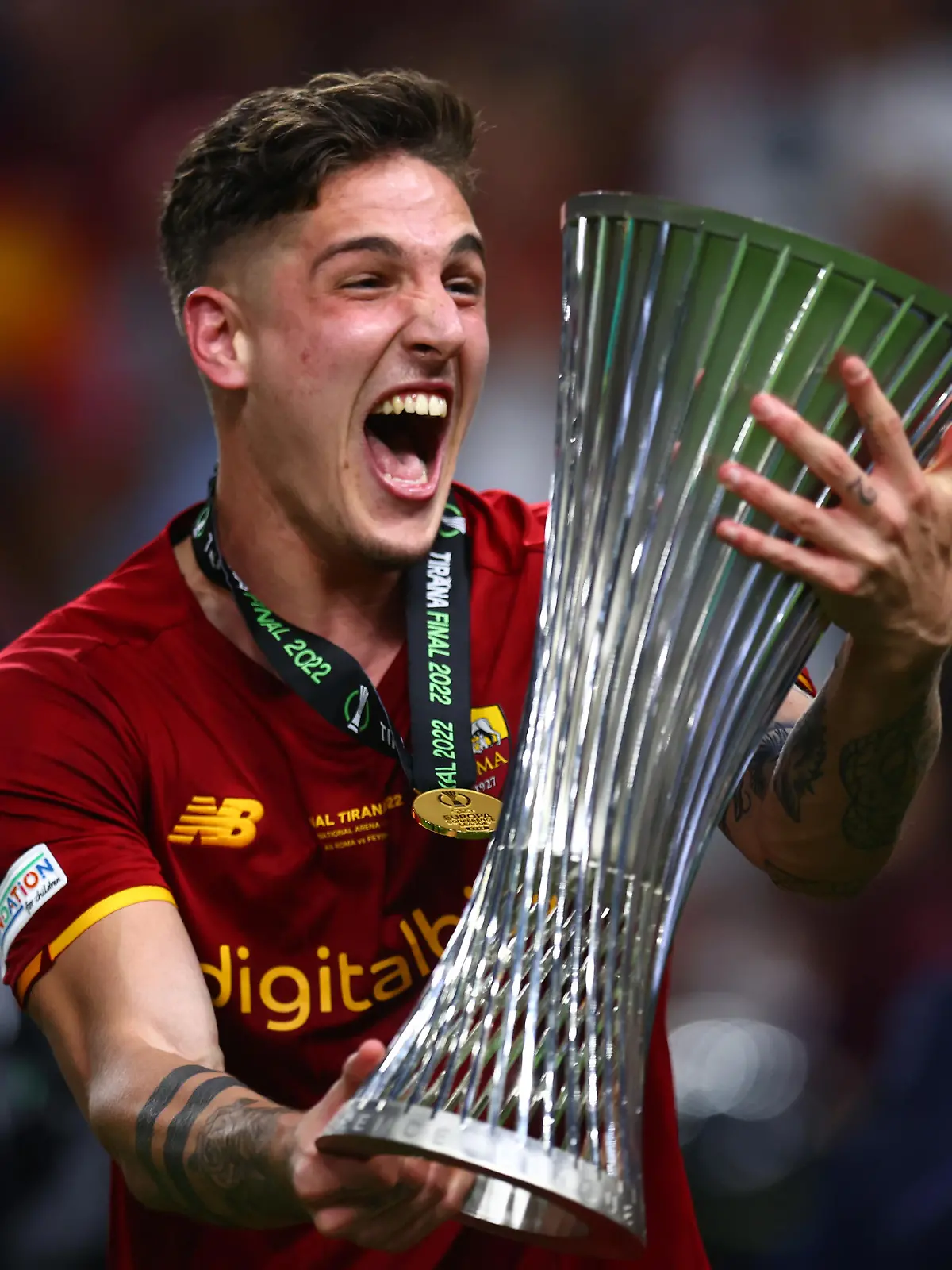 TIRANA, ALBANIA - MAY 25: Nicolo Zaniolo of AS Roma celebrates with the UEFA Europa Conference League Trophy after their sides victory in the UEFA Conference League final match between AS Roma and Feyenoord at Arena Kombetare on May 25, 2022 in Tirana, Albania. (Photo by Alex Pantling/Getty Images)