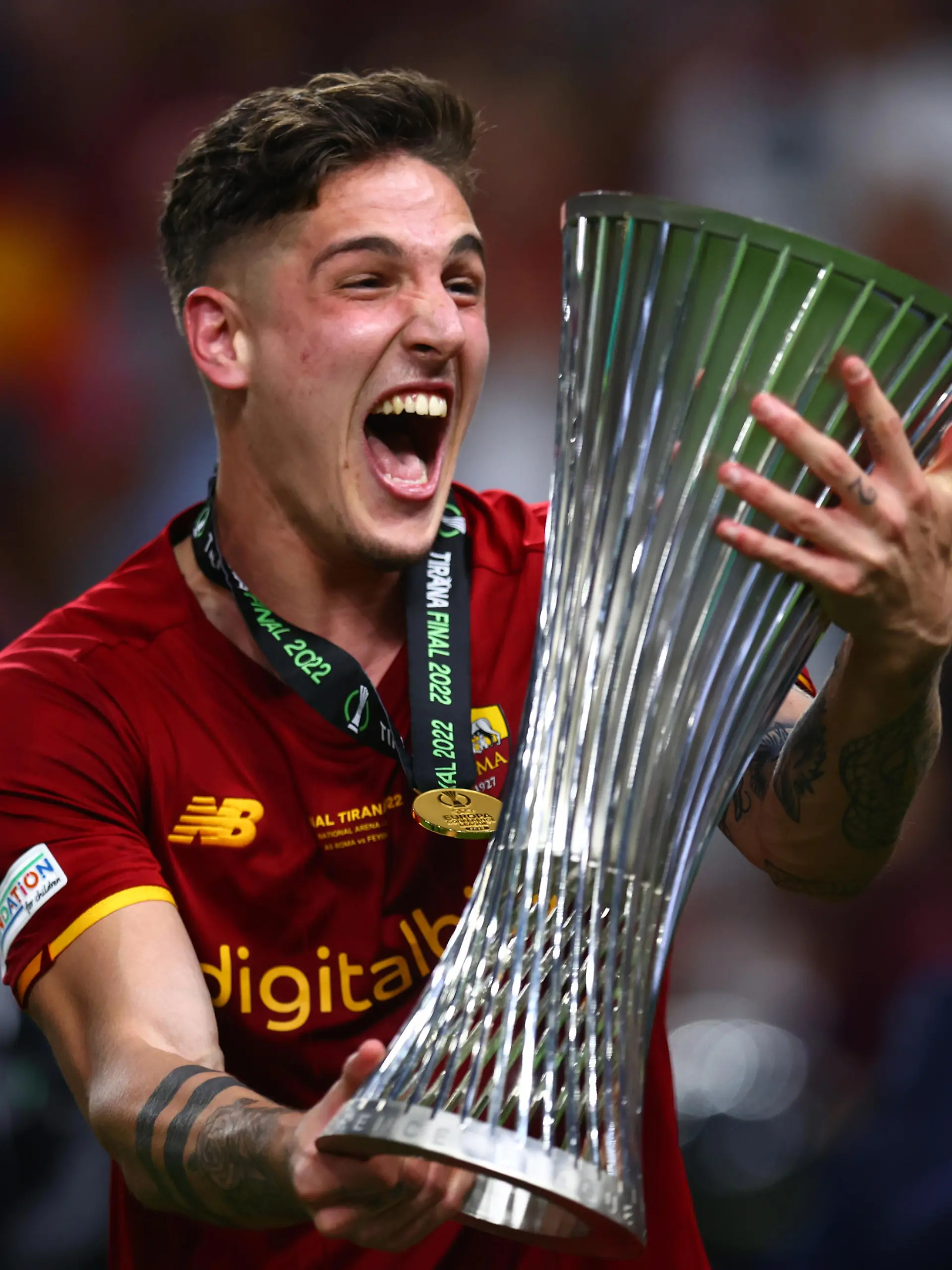 TIRANA, ALBANIA - MAY 25: Nicolo Zaniolo of AS Roma celebrates with the UEFA Europa Conference League Trophy after their sides victory in the UEFA Conference League final match between AS Roma and Feyenoord at Arena Kombetare on May 25, 2022 in Tirana, Albania. (Photo by Alex Pantling/Getty Images)