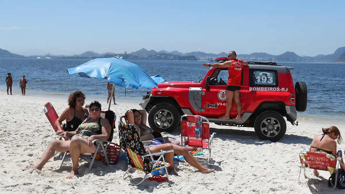 Lifeguards alert people about the coronavirus disease (COVID-19) outbreak at Flamengo beach in Rio de Janeiro, Brazil, March 16, 2020. REUTERS/Sergio Moraes