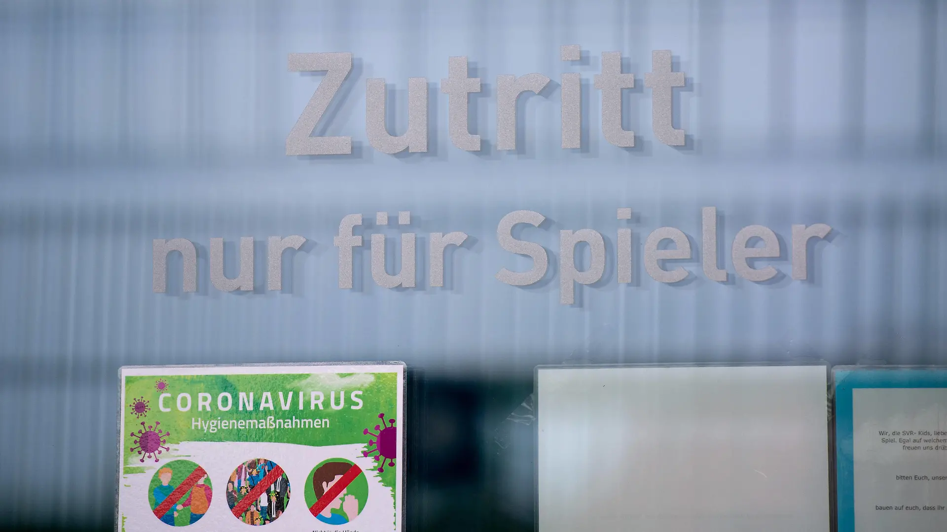 Rödinghausen, Deutschland 22.05.2020: Regionalliga West - 2019/2020 - Feature SV Rödinghausen Im Bild: Beschilderung Zutritt nur für Spieler mit Coronavirus Hygienehinweisen Rödinghausen Nordrhein-Westfalen Deutschland Häcker Wiehenstadion *** Rödinghausen, Germany 22 05 2020 Regionalliga West 2019 2020 Feature SV Rödinghausen In picture Signposting Access only for players with coronavirus Hygiene instructions Rödinghausen North Rhine-Westphalia Germany Häcker Wiehenstadion