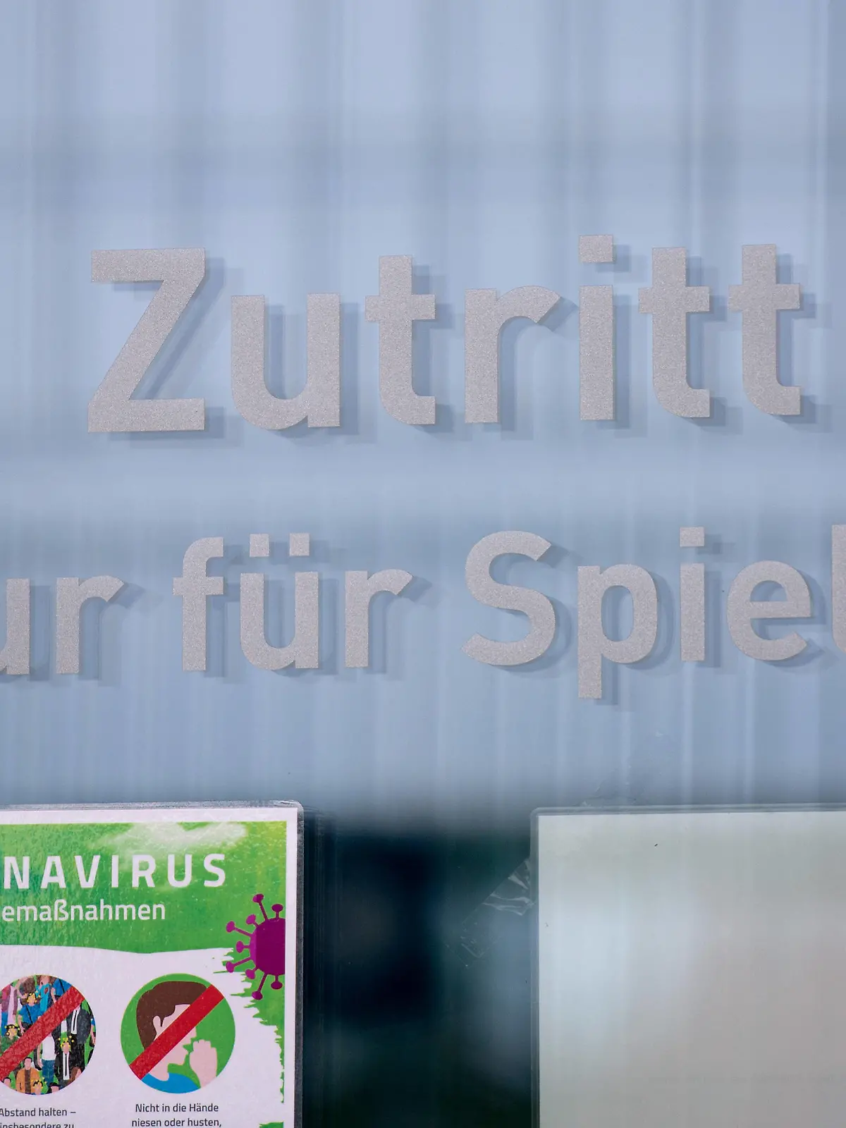  Rödinghausen, Deutschland 22.05.2020: Regionalliga West - 2019/2020 - Feature SV Rödinghausen Im Bild: Beschilderung Zutritt nur für Spieler mit Coronavirus Hygienehinweisen Rödinghausen Nordrhein-Westfalen Deutschland Häcker Wiehenstadion *** Rödinghausen, Germany 22 05 2020 Regionalliga West 2019 2020 Feature SV Rödinghausen In picture Signposting Access only for players with coronavirus Hygiene instructions Rödinghausen North Rhine-Westphalia Germany Häcker Wiehenstadion