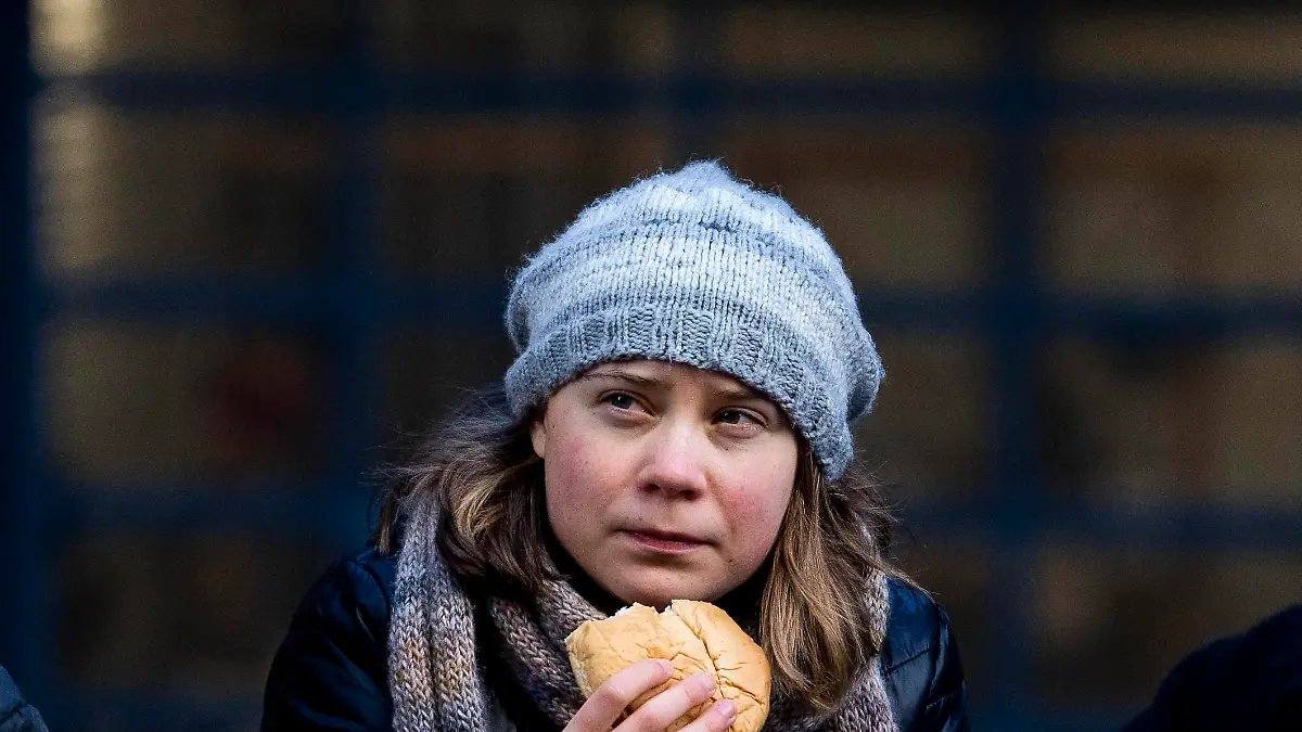 Demonstrasjon mot vindturbinene pa Fosen Oslo 20230301. Greta Thunberg og aksjonistene ved balpannen da de demonstrerer onsdag utenfor finansdepartementet inngang og flere andre departementer i protest mot at vindturbinene pa Fosen, som Hoyesterett har sagt at er ulovlige, ikke er revet. Foto: Javad Parsa / NTB Oslo Norge eIQzqgn8Atg EDITORIAL USE ONLY Ref:_BNC_POLeIQzqgn8Atg.jpg *** Demonstration against the wind turbines at Fosen Oslo 20230301 Greta Thunberg and the activists at the ball pan as they demonstrate on Wednesday outside the Ministry of Finances entrance and several other ministries in protest that the wind turbines at Fosen, which the Hoyesterett has said are illegal, have not been demolished Photo Javad Parsa NTB Oslo No PUBLICATIONxNOTxINxNORxSWExDENxFINxBELxFRAxISLxITAxPORxIRLxLUX Copyright: xJavadxParsax/xNTBx