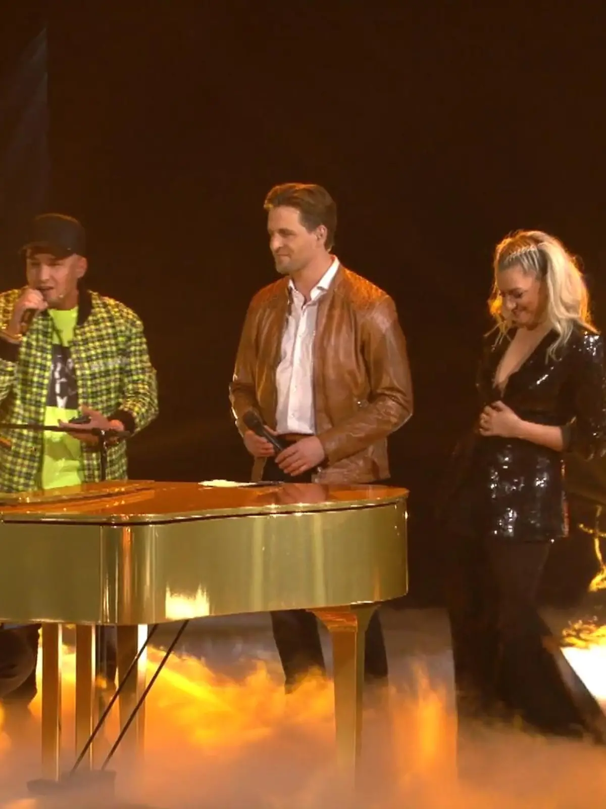 Bild zu: "Dieter, Alex, Juliette und Pietro. singen „We Have A Dream“"