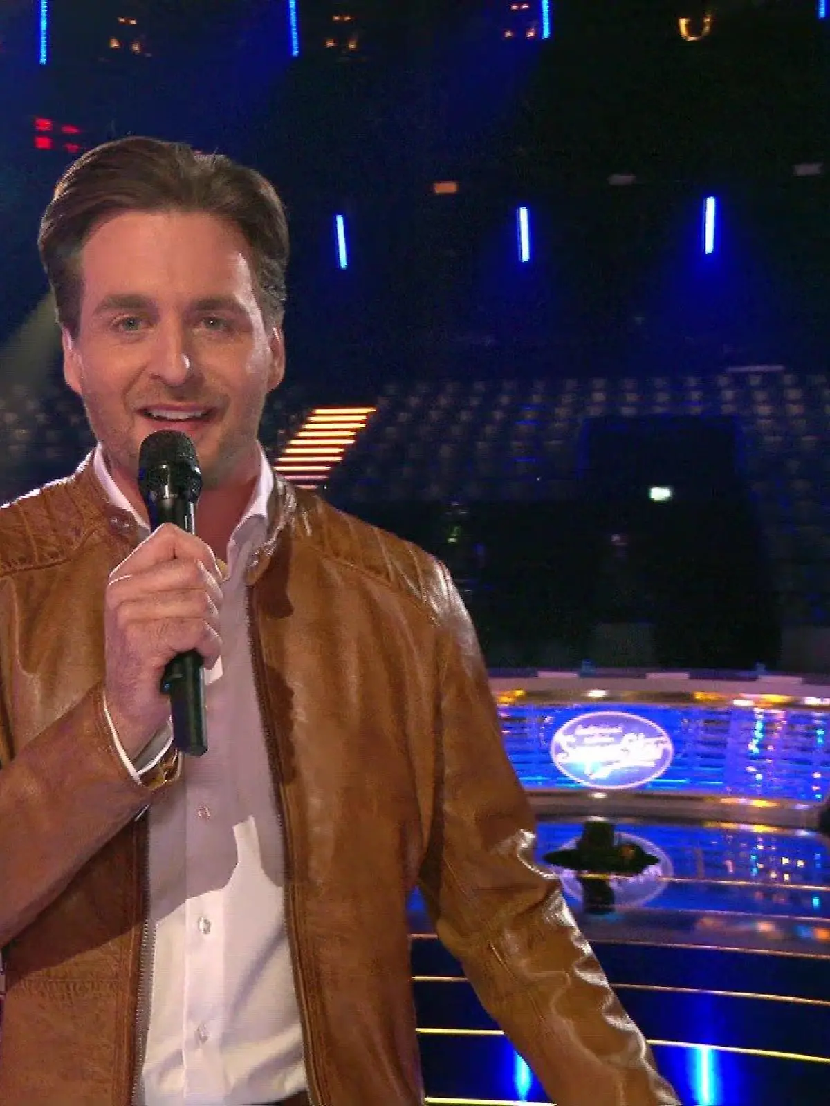 Alexander Klaws moderiert im leeren DSDS-Studio