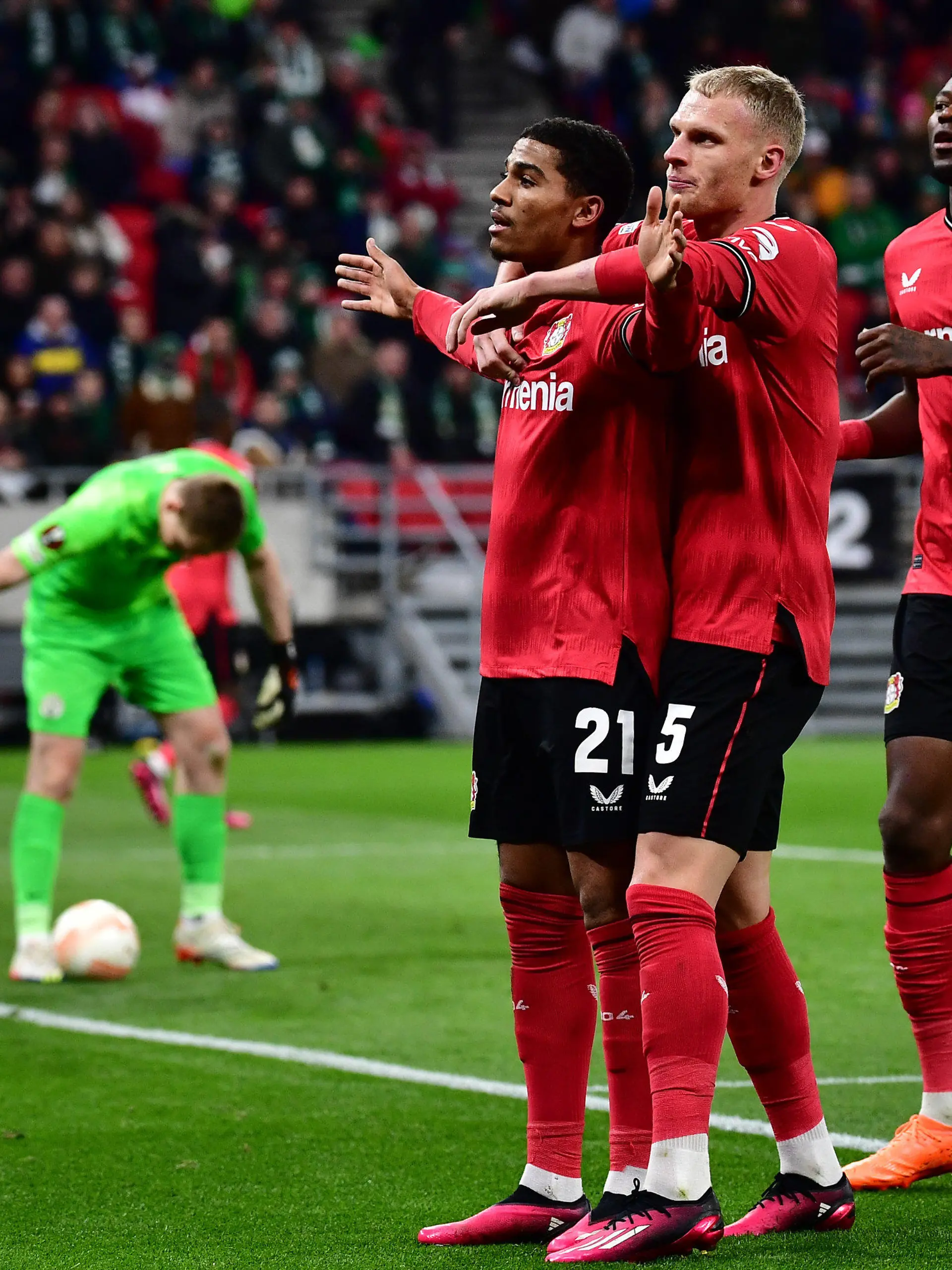 16.03.2023, Ungarn, Budapest: Fußball: Europa League, Ferencváros - Bayer Leverkusen, K.o.-Runde, Achtelfinale, Rückspiele in der Puskás Aréna, Leverkusens Torschütze Amine Adli (l-r) jubelt nach seinem Tor zum 0:2 mit Mitchel Bakker und Edmond Tapsoba. Foto: Marton Monus/dpa +++ dpa-Bildfunk +++