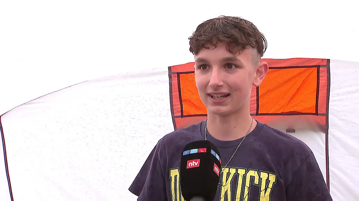 Junge Luftmatratze