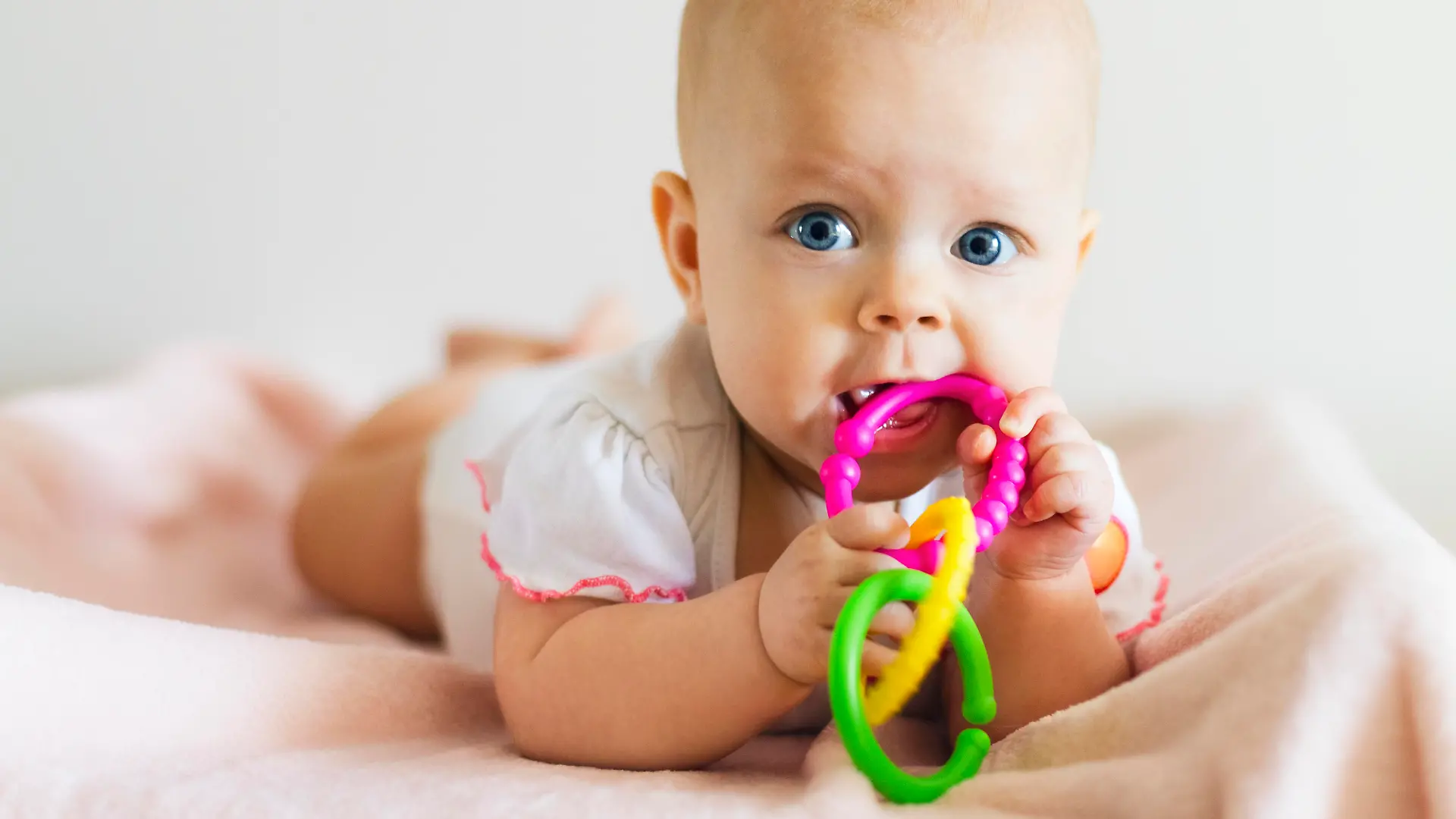 Baby mit buntem Beißring