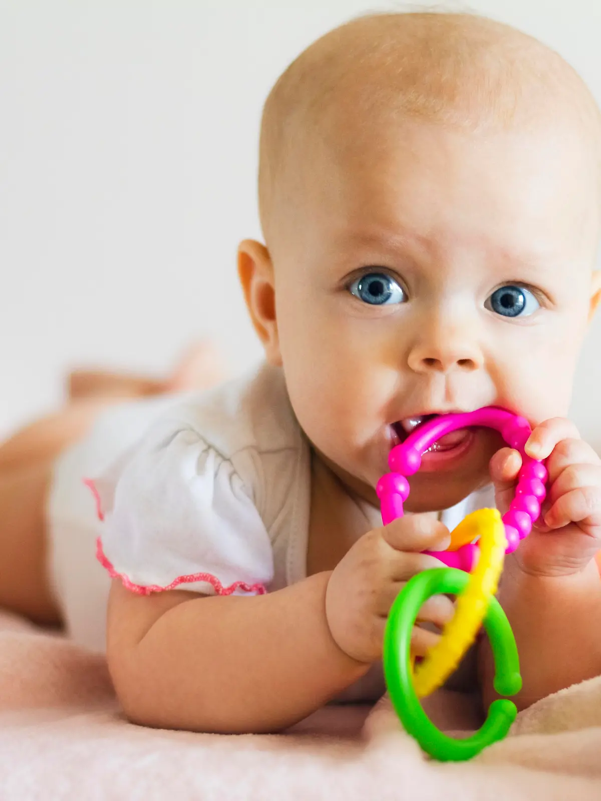 Baby mit buntem Beißring