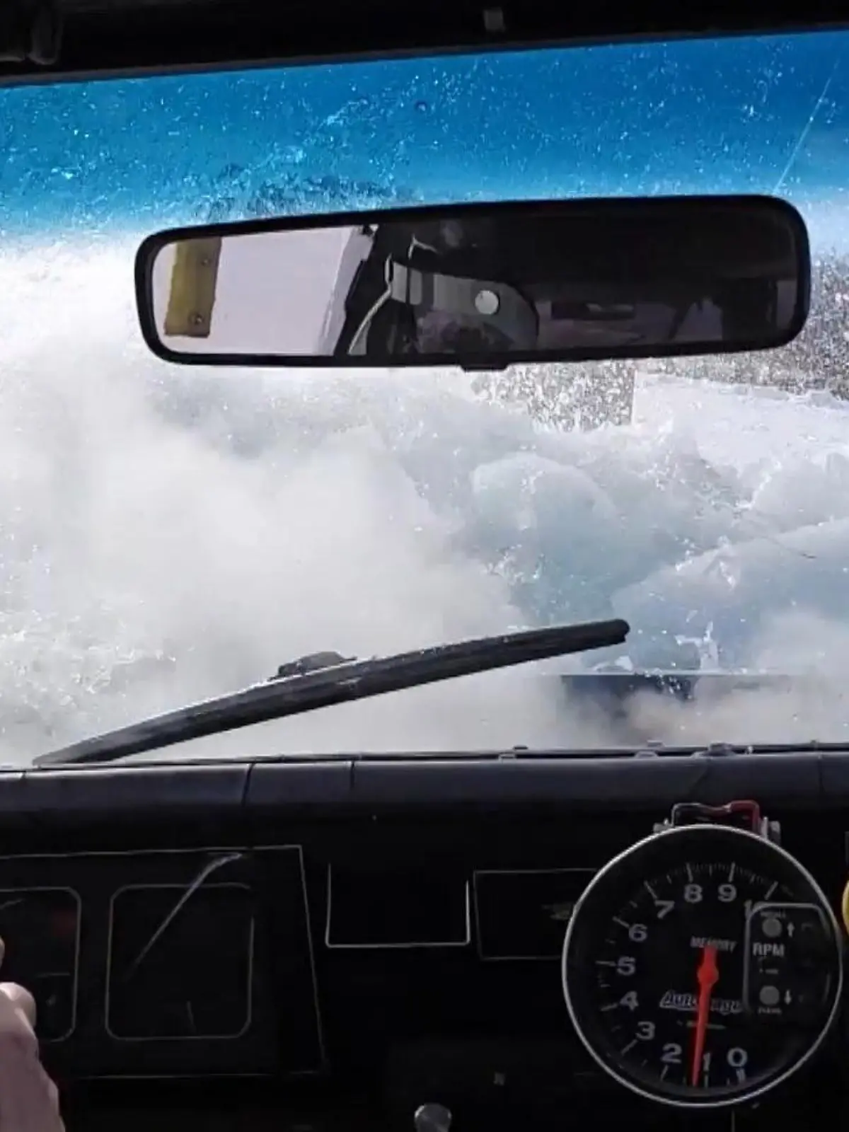 Einbruch ins Eiswasser – in Sekunden sind diese Autos vom Wasser verschluckt! Bei einem Eisrennen in Kanada fahren Extremsportler mit umgebauten Autos über den zugefrorenen See. Dann passiert das, was auf keinen Fall passieren darf! Die Eisdecke bricht ein – zwei Autos gehen sofort unter. Eine Dashcam filmt das Drama!