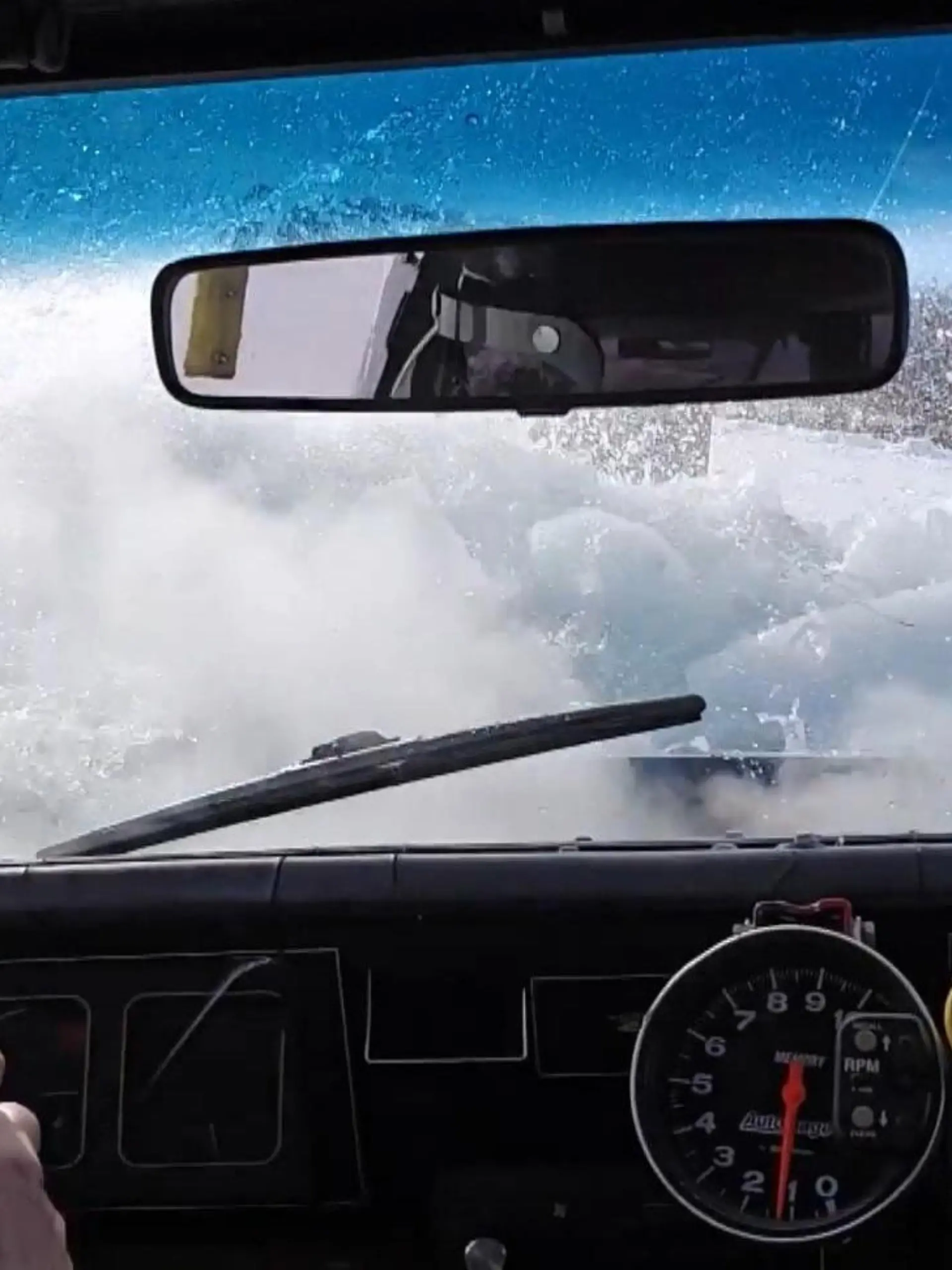 Einbruch ins Eiswasser – in Sekunden sind diese Autos vom Wasser verschluckt! Bei einem Eisrennen in Kanada fahren Extremsportler mit umgebauten Autos über den zugefrorenen See. Dann passiert das, was auf keinen Fall passieren darf! Die Eisdecke bricht ein – zwei Autos gehen sofort unter. Eine Dashcam filmt das Drama!