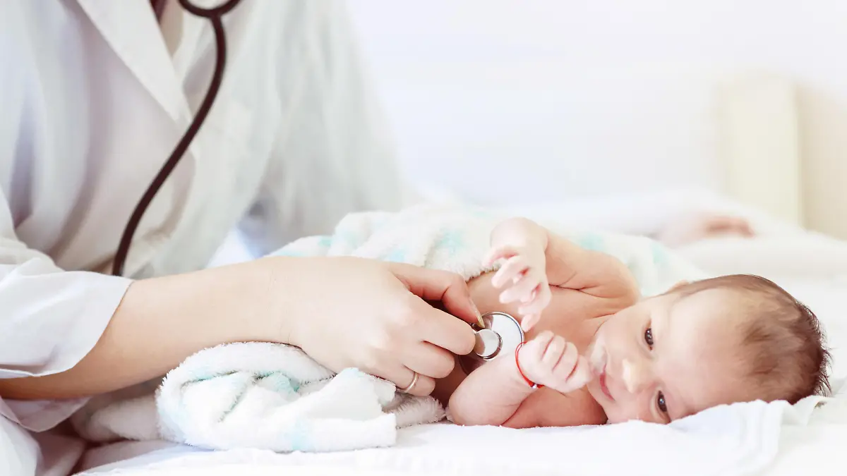 Baby wird von Ärztin untersucht