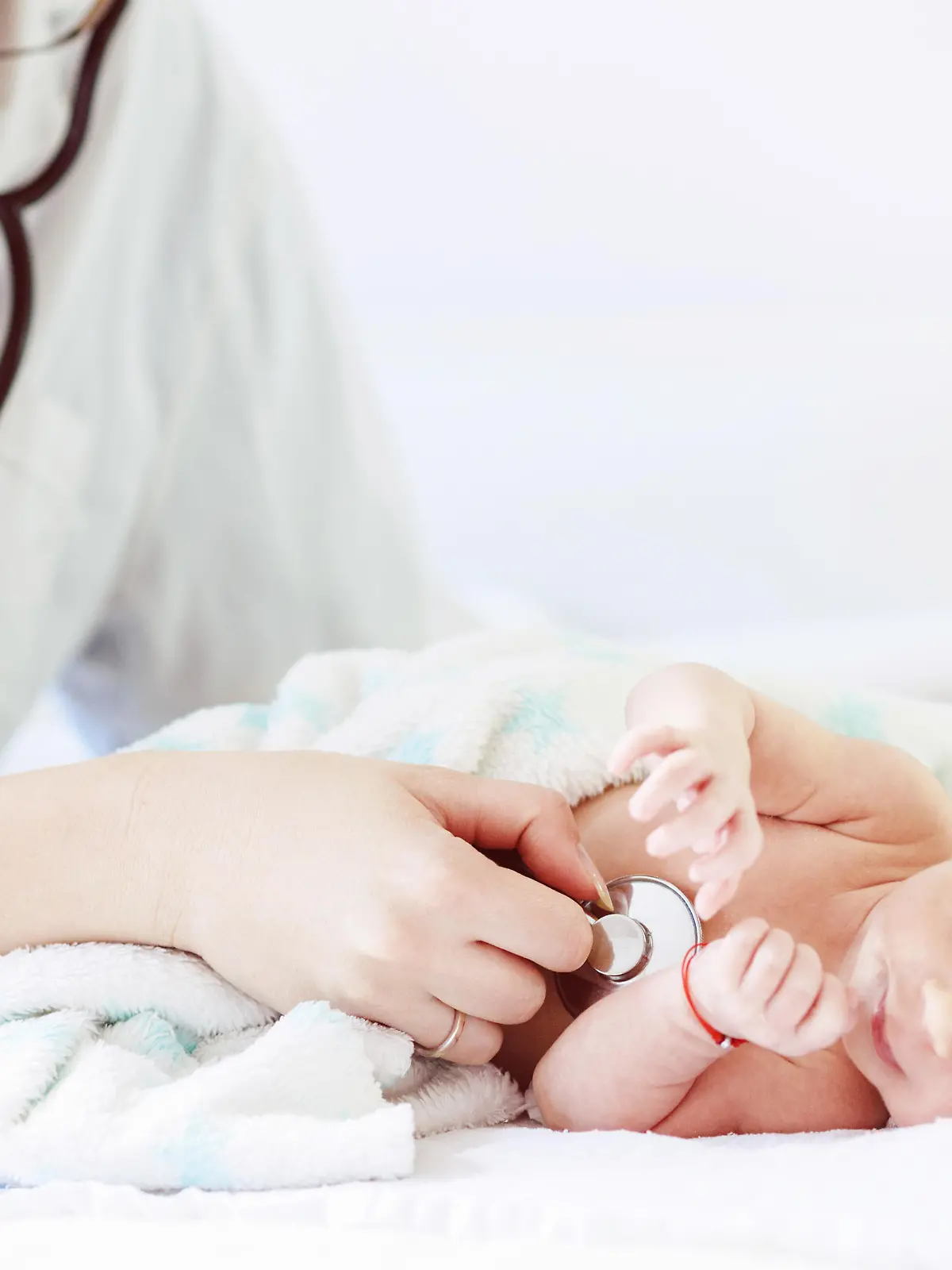 Baby wird von Ärztin untersucht