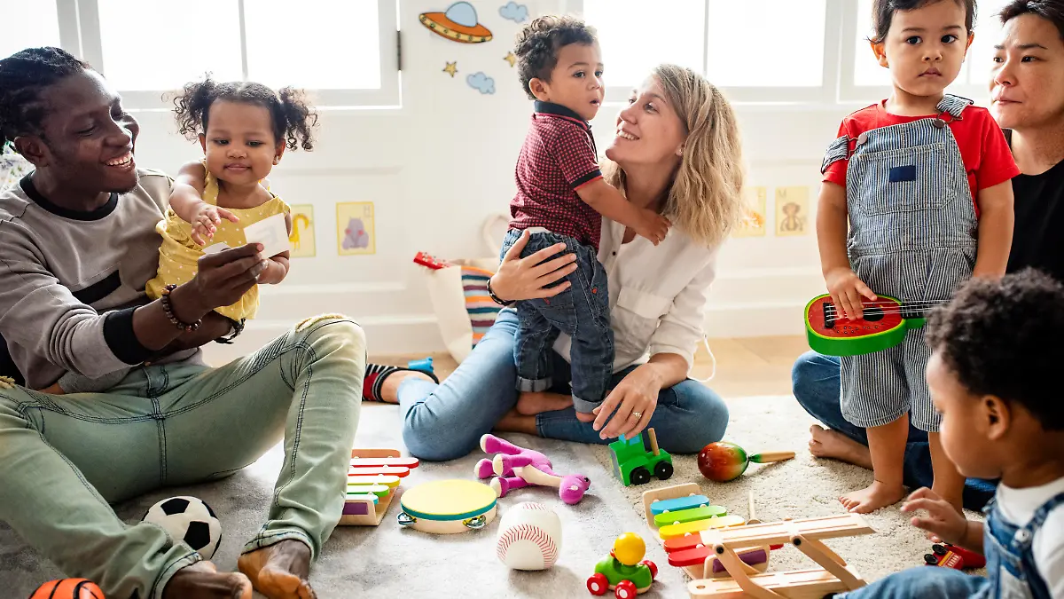 Eltern und Kinder spielen gemeinsam in der Krabbelgruppe.
