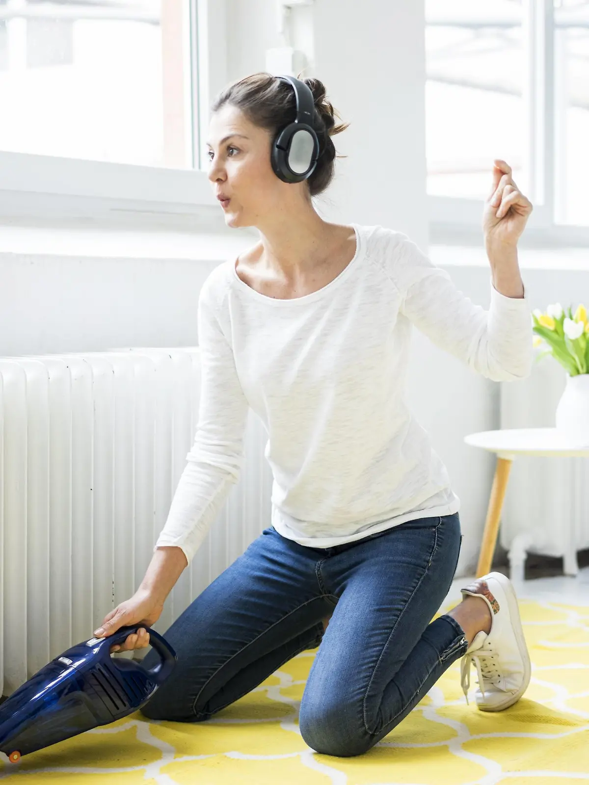 Woman at home wearing headphones hoovering the floor model released Symbolfoto property released PUBLICATIONxINxGERxSUIxAUTxHUNxONLY MOEF00800  