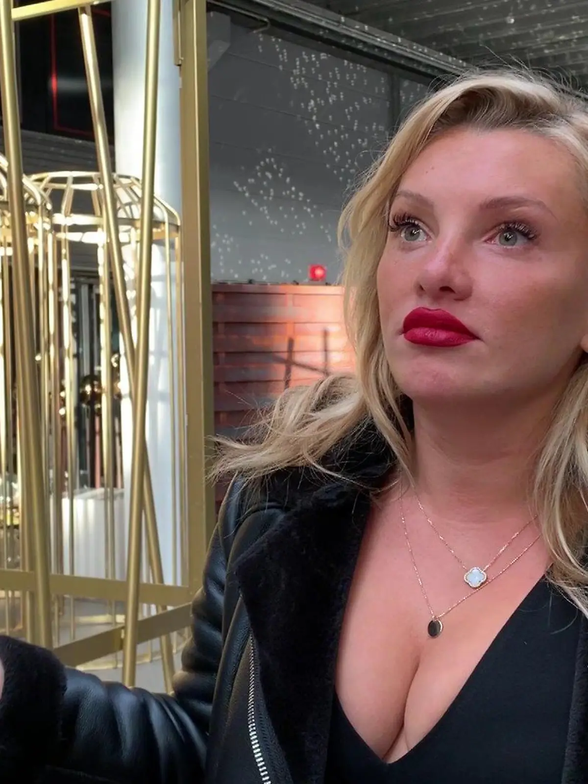 Evelyn Burdecki sieht leeres Let's Dance Studio gelassen.
