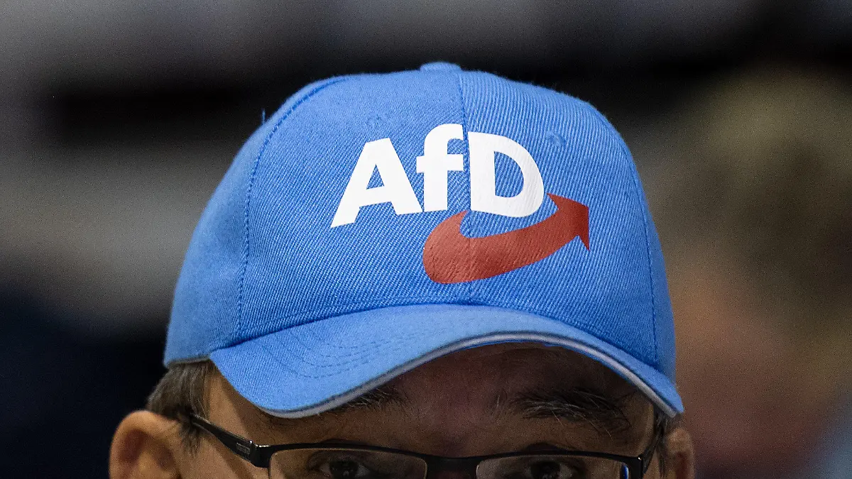ARCHIV - 13.01.2019, Sachsen, Riesa: Ein Teilnehmer der Europawahlversammlung der Alternative für Deutschland mit einer AfD-Kappe (zu dpa «Landesparteitag AfD Sachsen»). Foto: Monika Skolimowska/dpa-Zentralbild/dpa +++ dpa-Bildfunk +++