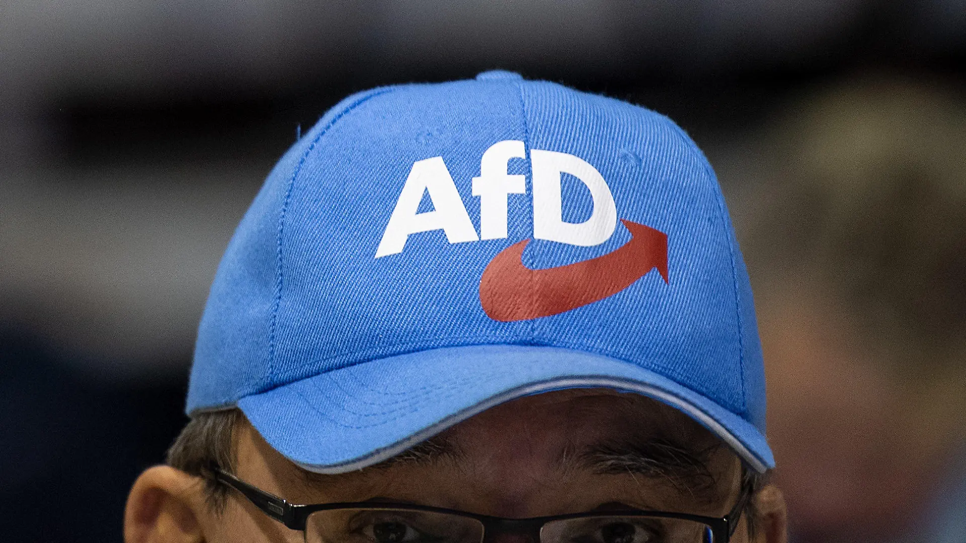 ARCHIV - 13.01.2019, Sachsen, Riesa: Ein Teilnehmer der Europawahlversammlung der Alternative für Deutschland mit einer AfD-Kappe (zu dpa «Landesparteitag AfD Sachsen»). Foto: Monika Skolimowska/dpa-Zentralbild/dpa +++ dpa-Bildfunk +++