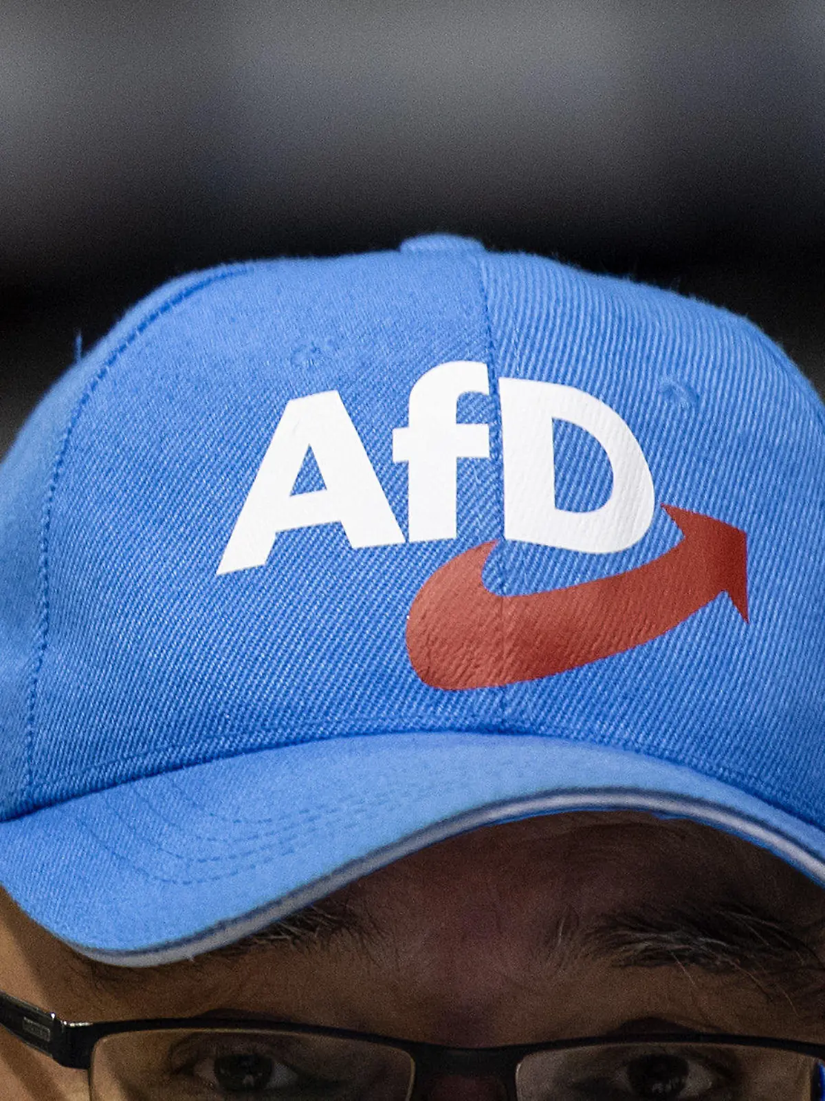 ARCHIV - 13.01.2019, Sachsen, Riesa: Ein Teilnehmer der Europawahlversammlung der Alternative für Deutschland mit einer AfD-Kappe (zu dpa «Landesparteitag AfD Sachsen»). Foto: Monika Skolimowska/dpa-Zentralbild/dpa +++ dpa-Bildfunk +++