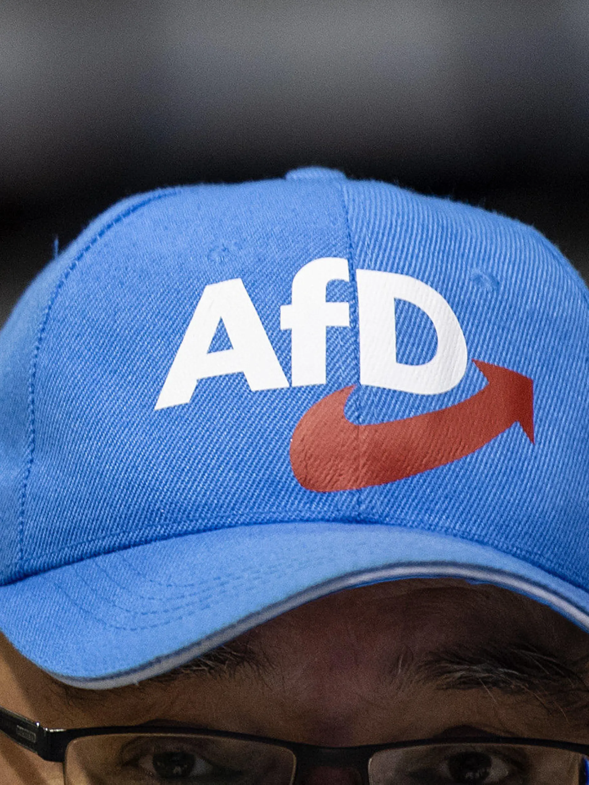 ARCHIV - 13.01.2019, Sachsen, Riesa: Ein Teilnehmer der Europawahlversammlung der Alternative für Deutschland mit einer AfD-Kappe (zu dpa «Landesparteitag AfD Sachsen»). Foto: Monika Skolimowska/dpa-Zentralbild/dpa +++ dpa-Bildfunk +++