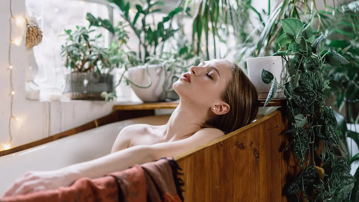 Frau entspannt in der Badewanne