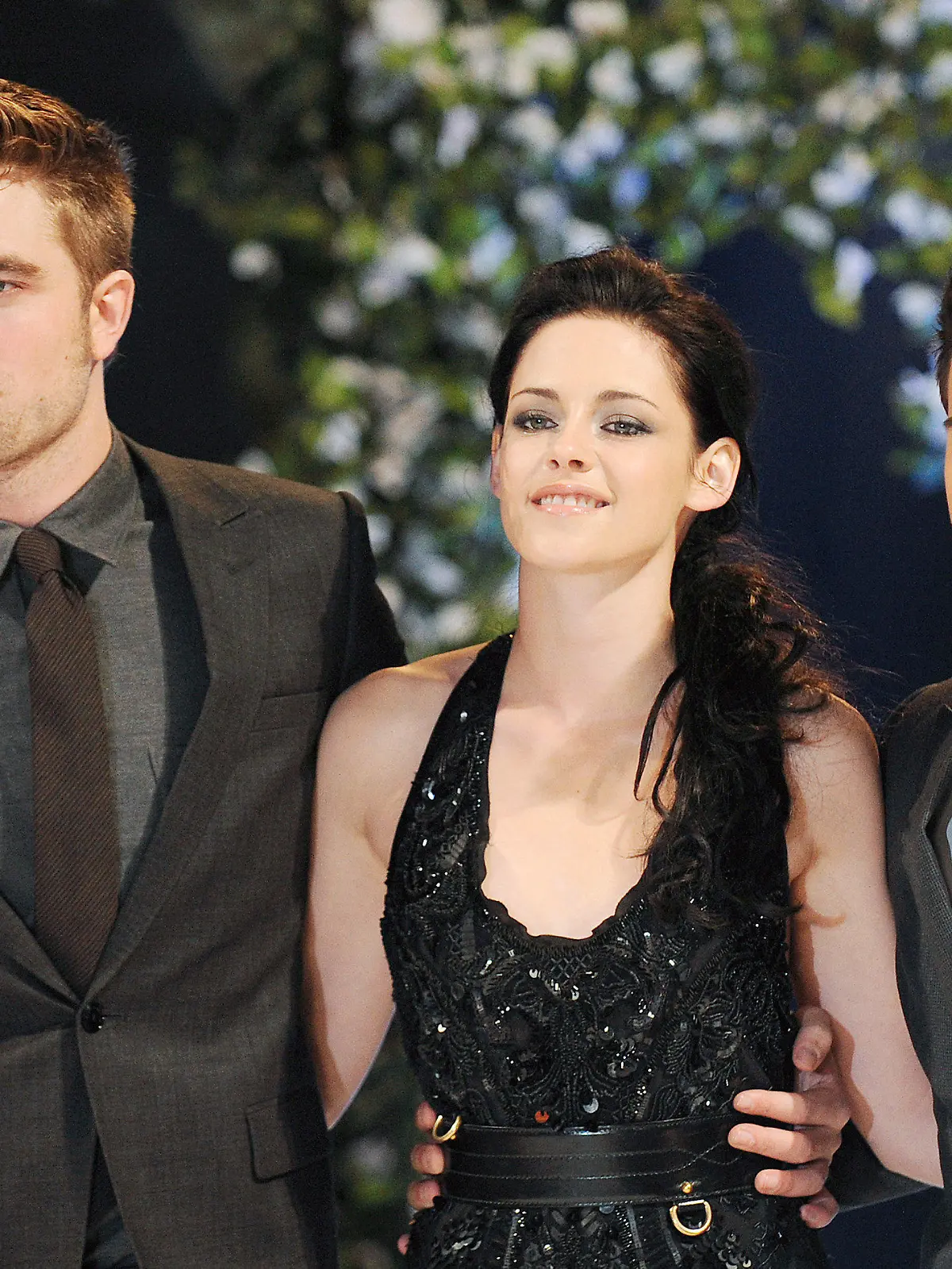 ARCHIV - Die Hauptdarsteller Robert Pattinson (l), Kristen Stewart (M) und Taylor Lautner (r) kommen zur "Twilight"-Premiere in London (Foto vom 16.11.2011). Wer die Romanvorlage zum neuen Twilight-Film «Breaking Dawn - Bis(s) zum Ende der Nacht» gelesen hat, dürfte halbwegs vorbereitet sein. Allen anderen könnte ein Geschmacks-Schock bevorstehen. Trotzdem werden Millionen ins Kino strömen. Foto: epa/Andy Rain (zu dpa-Korr-Bericht vom 18.11.2011)  +++(c) dpa - Bildfunk+++