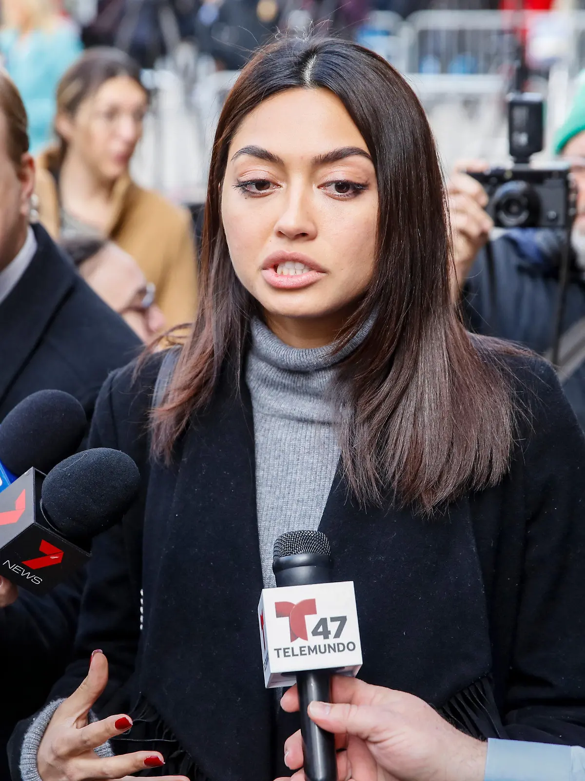 24.02.2020, USA, New York: Ambra Gutierrez, Model aus Italien und Zeugin im Weinstein-Prozess, spricht vor einem Gerichtsgebäude in Manhattan mit Reportern. Gut zwei Jahre nach dem Start der MeToo-Bewegung durch Vorwürfe gegen Harvey Weinstein hat ein US-Gericht den früheren Hollywoood-Mogul wegen Sexualverbrechen schuldig gesprochen. Weinstein drohen nun Jahre in Haft. Foto: John Minchillo/AP/dpa +++ dpa-Bildfunk +++