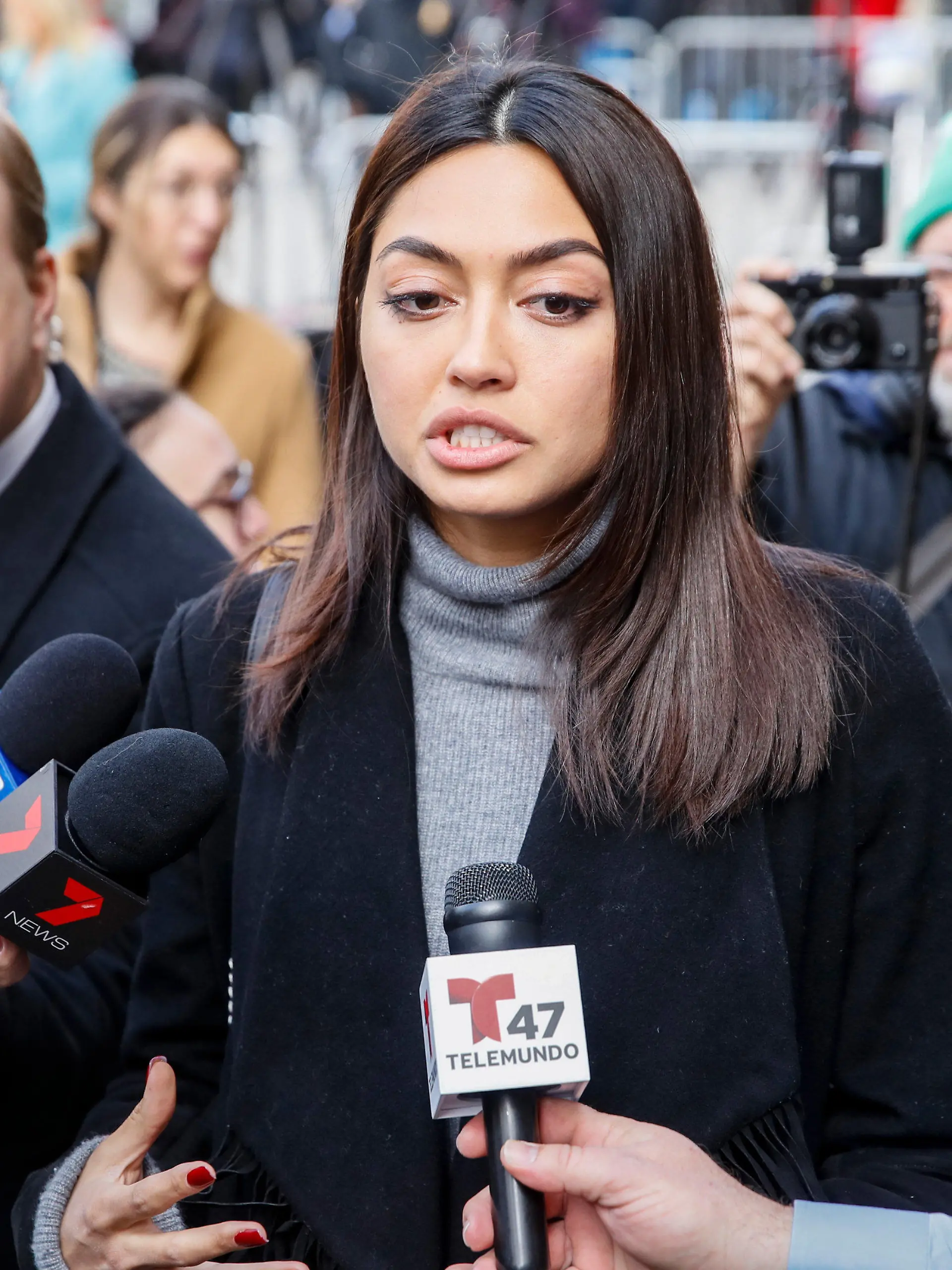 24.02.2020, USA, New York: Ambra Gutierrez, Model aus Italien und Zeugin im Weinstein-Prozess, spricht vor einem Gerichtsgebäude in Manhattan mit Reportern. Gut zwei Jahre nach dem Start der MeToo-Bewegung durch Vorwürfe gegen Harvey Weinstein hat ein US-Gericht den früheren Hollywoood-Mogul wegen Sexualverbrechen schuldig gesprochen. Weinstein drohen nun Jahre in Haft. Foto: John Minchillo/AP/dpa +++ dpa-Bildfunk +++