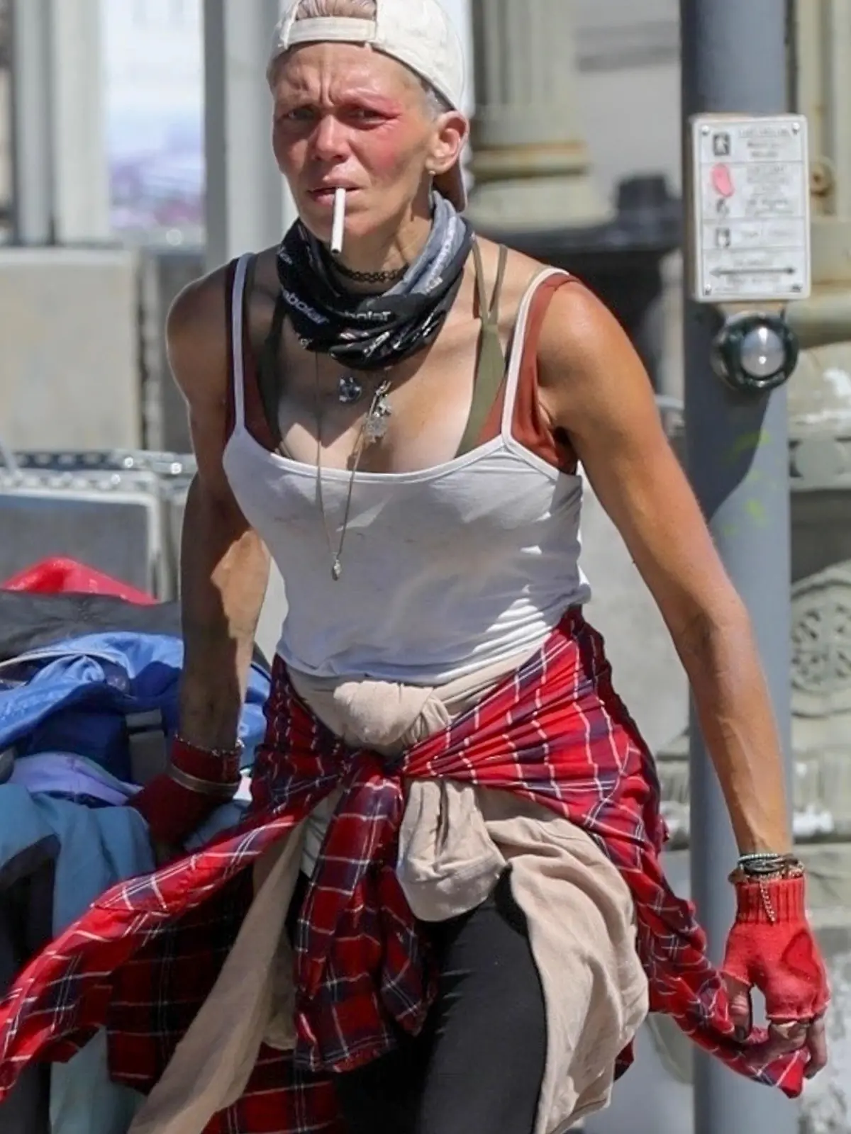 SONDERKONDITIONEN: MINDESTHONORAR: Los Angeles, CA - *EXCLUSIVE* - The struggle is real for former 'Baywatch' star, homeless Loni Willison, as she is seen suffering from a bruised red eye in Los Angeles.
Pictured: Loni Willison
BACKGRID USA 30 AUGUST 2023 


