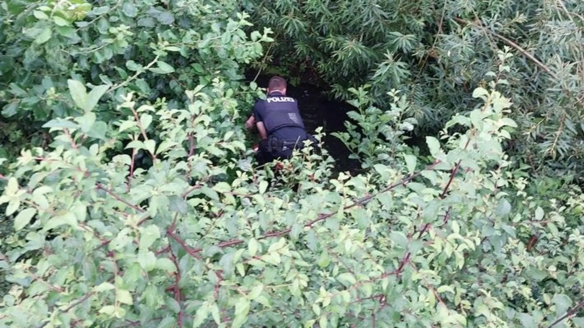 Polizist bei der Vorbereitung zur Rettung