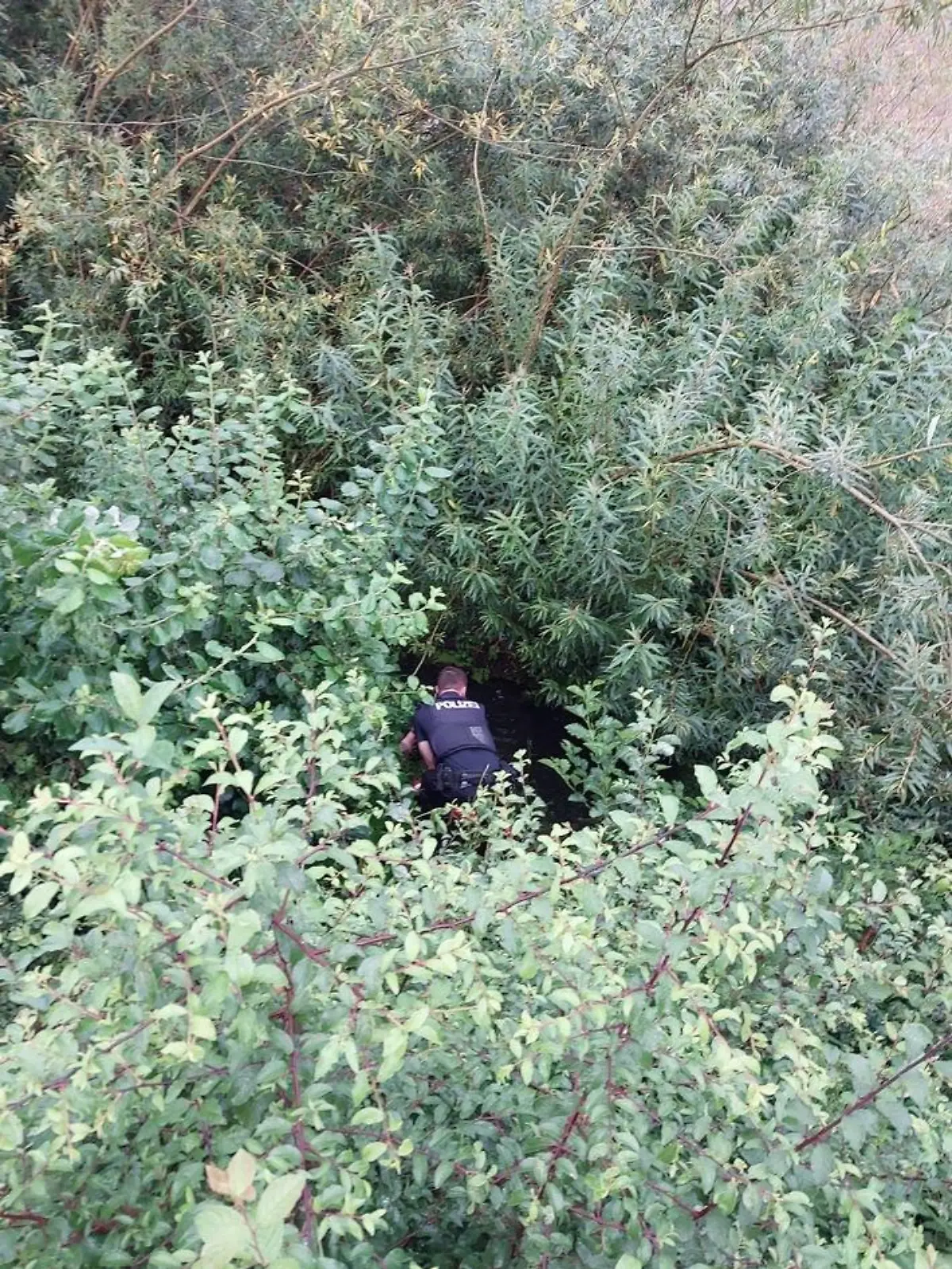 Polizist bei der Vorbereitung zur Rettung