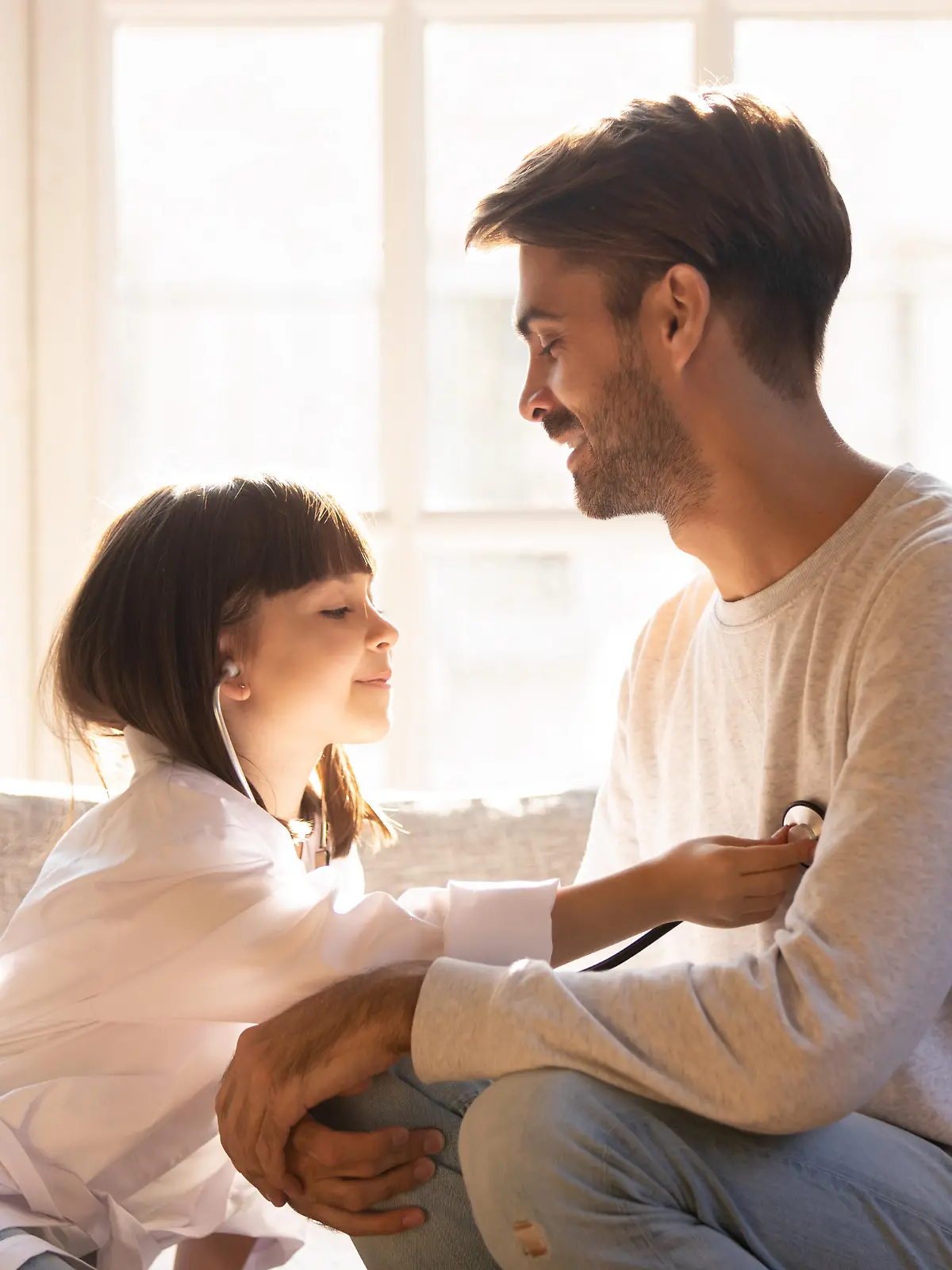 Vater und Tochter spielen miteiander