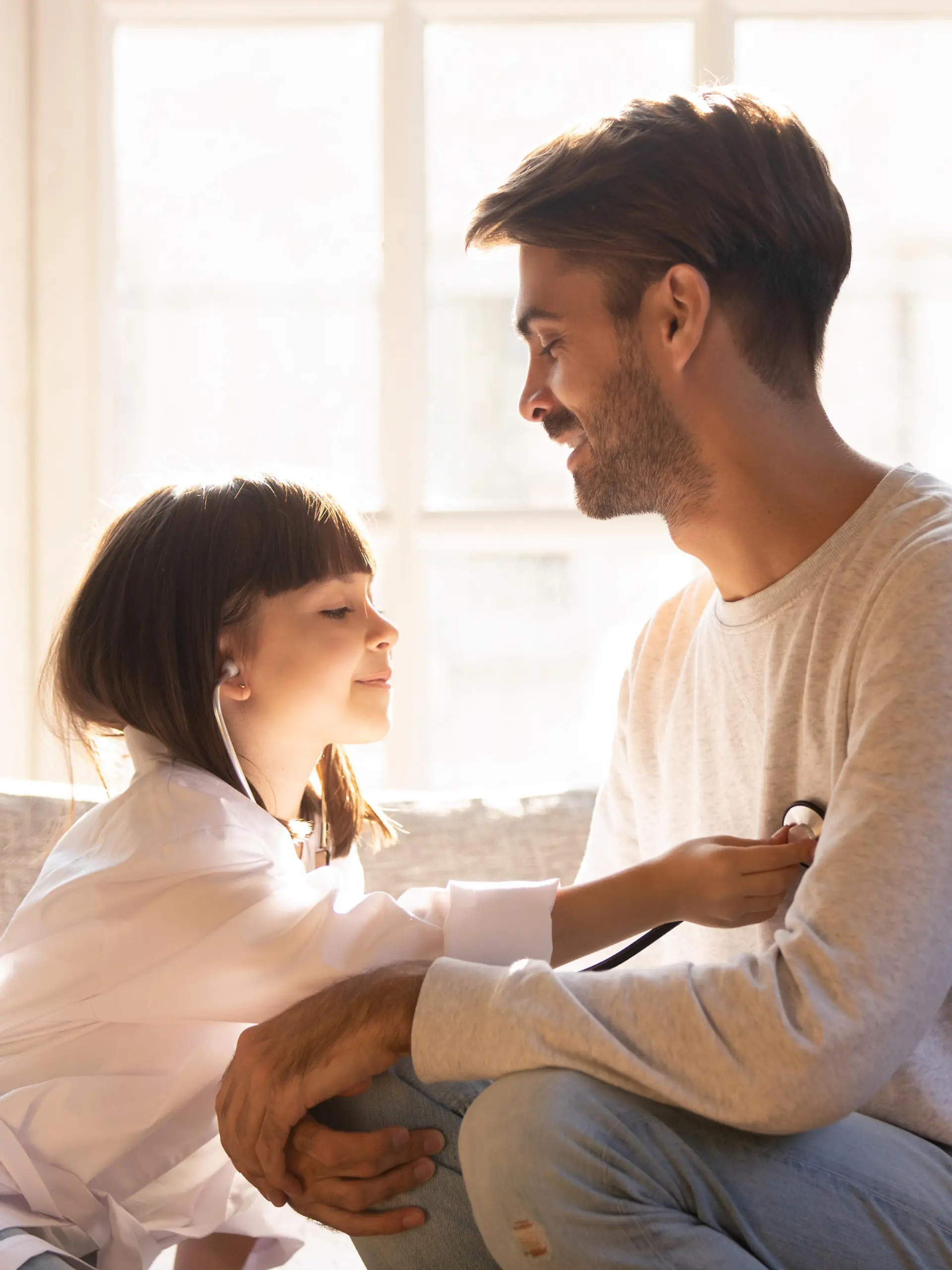Vater und Tochter spielen miteiander