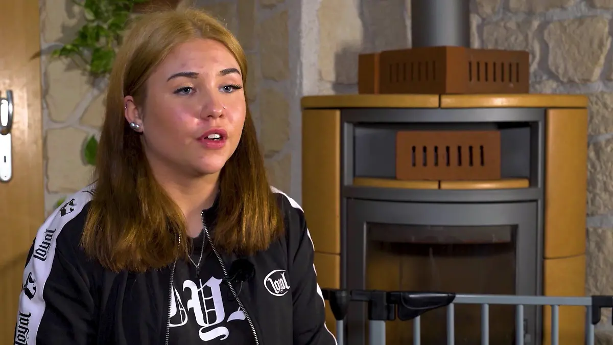 Die 14-jährige Celine erzählt, dass sie auf einer Feuerwehr-Freizeit gefesselt und misshandelt wurde.