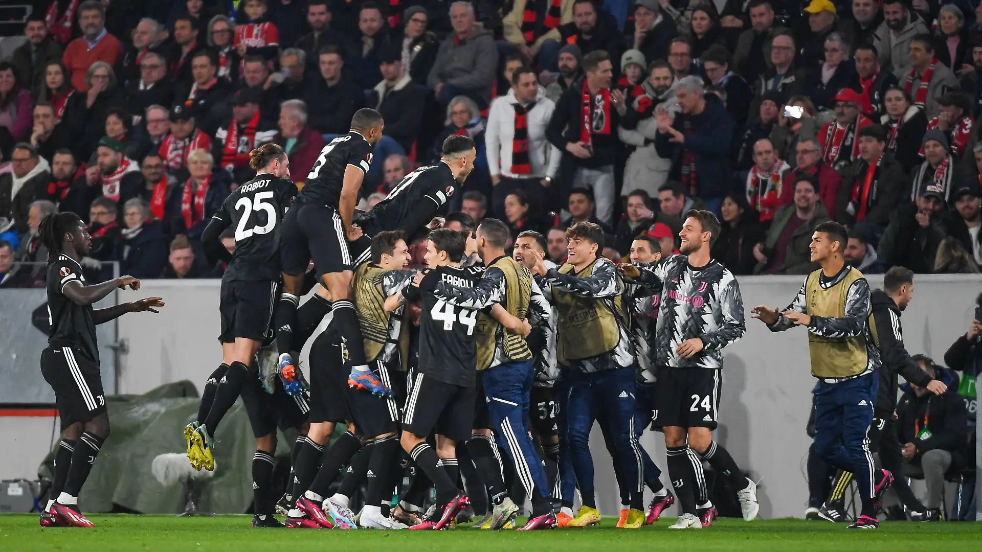 Fussball Europa League Achtelfinale Rueckspiel - 22/23 - SC Freiburg vs. Juventus Turin - 16-03-2023 Jubel Juventus Turin zum Abseitstor. /// Fussball Europa League Achtelfinale Rueckspiel: SC Freiburg vs. Juventus Turin am Donnerstag, den 16. Maerz 2023 im Europa-Park Stadion in Freiburg im Breisgau *** Football Europa League Round of 16 second leg 22 23 SC Freiburg vs Juventus Turin 16 03 2023 Cheers Juventus Turin for offside goal Football Europa League Round of 16 second leg SC Freiburg vs Juventus Turin on Thursday, March 16, 2023 at Europa Park Stadium in Freiburg im Breisgau, Germany Copyright: xBEAUTIFULxSPORTS/GerdxGruendlx