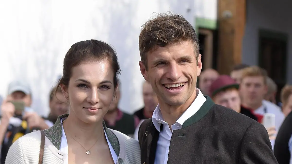 30.09.2015, Fussball 1.Bundesliga 2015/2016, Die Mannschaft des FC Bayern München besucht das Oktoberfest in München. Thomas Müller (Bayern) mit Ehefrau Lisa und Bier in der Hand. PUBLICATIONxNOTxINxSUI

30 09 2015 Football 1 Bundesliga 2015 2016 The Team the FC Bavaria Munich attended the Oktoberfest in Munich Thomas Mueller Bavaria with Wife Lisa and Beer in the Hand PUBLICATIONxNOTxINxSUI