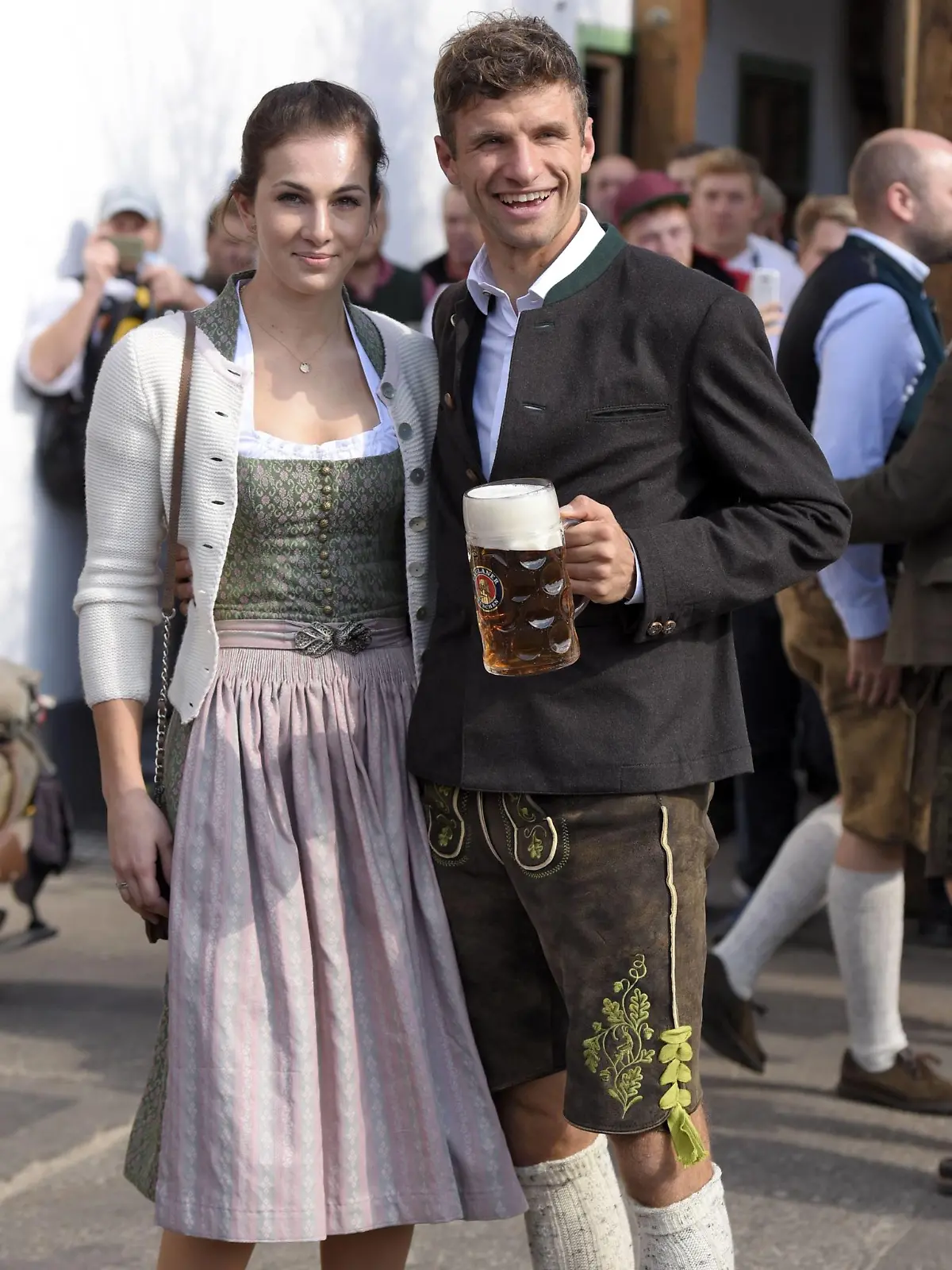 30.09.2015, Fussball 1.Bundesliga 2015/2016, Die Mannschaft des FC Bayern München besucht das Oktoberfest in München. Thomas Müller (Bayern) mit Ehefrau Lisa und Bier in der Hand. PUBLICATIONxNOTxINxSUI

30 09 2015 Football 1 Bundesliga 2015 2016 The Team the FC Bavaria Munich attended the Oktoberfest in Munich Thomas Mueller Bavaria with Wife Lisa and Beer in the Hand PUBLICATIONxNOTxINxSUI