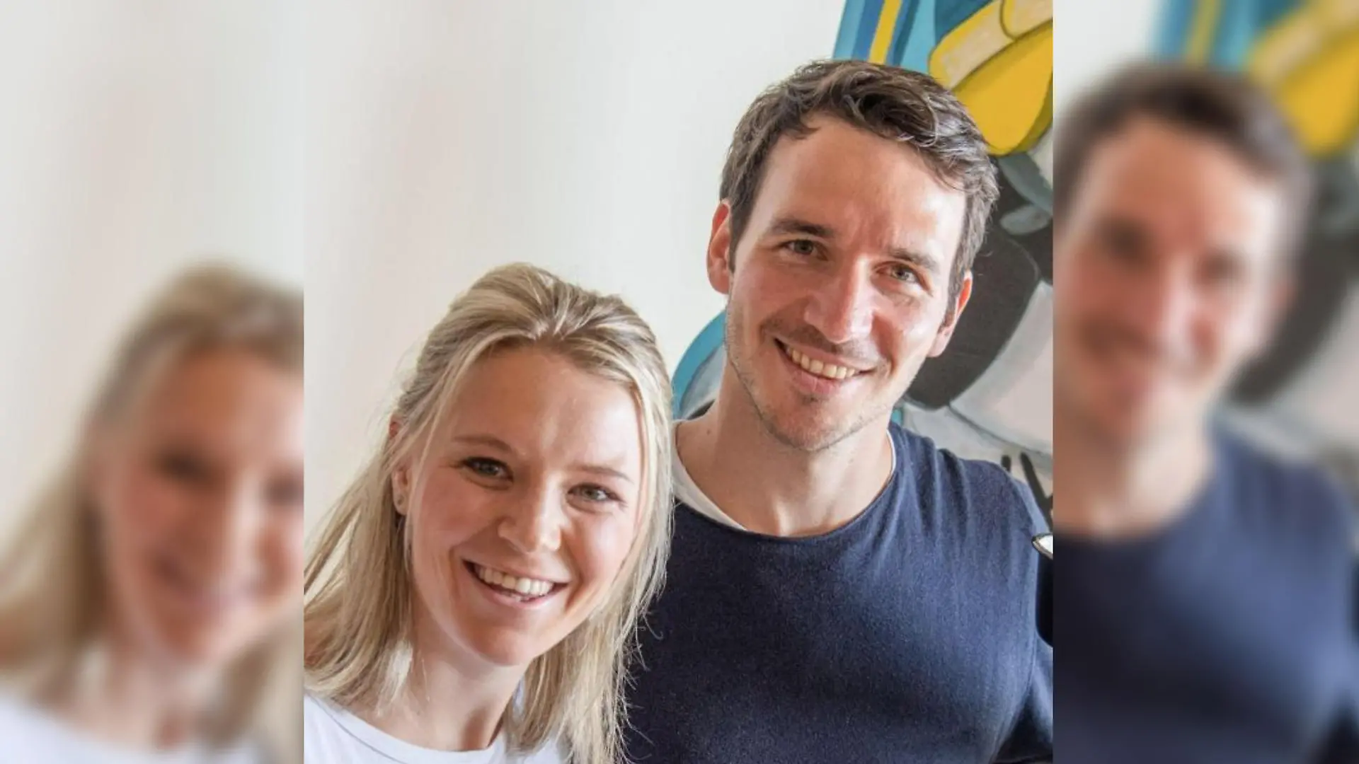 Miriam und Felix Neureuther lachen zusammen in die Kamera.